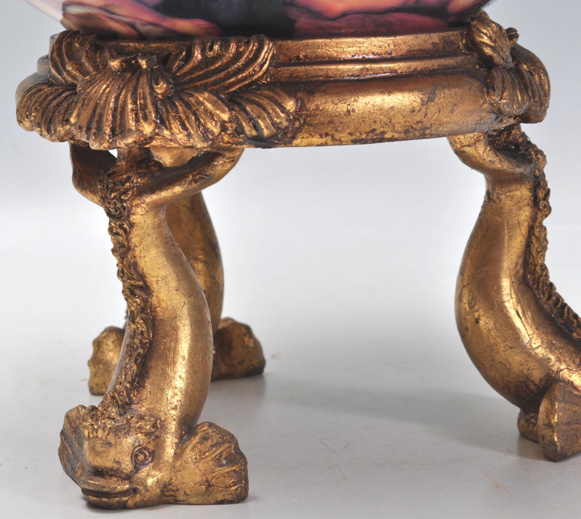 A 20th Century German porcelain jardiniere planter having gilt Maltese dolphin supports with shell - Bild 5 aus 7