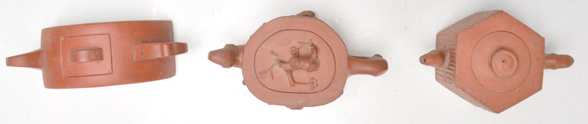 A collection of 3 20th Century Chinese Yixing red clay teapots of squat form having  short spouts - Bild 5 aus 11