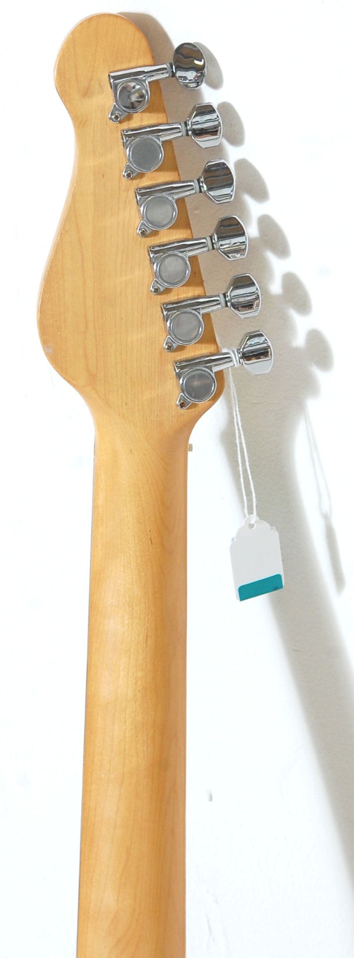 A good six string Fender Stratocaster style electr - Bild 6 aus 6