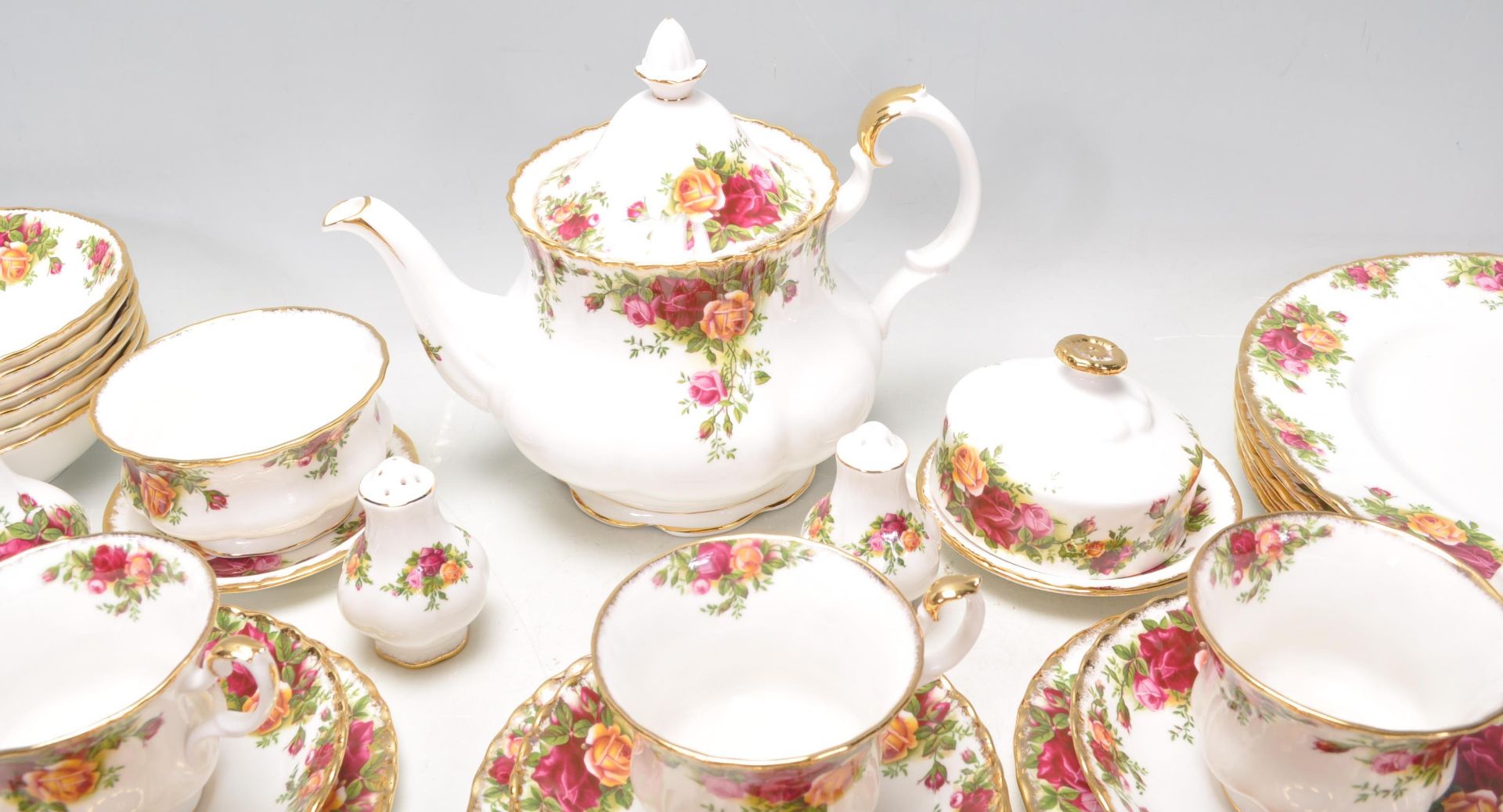 A Royal Albert bone china tea service in the Old Country Roses pattern to include a teapot, dinner - Bild 9 aus 13