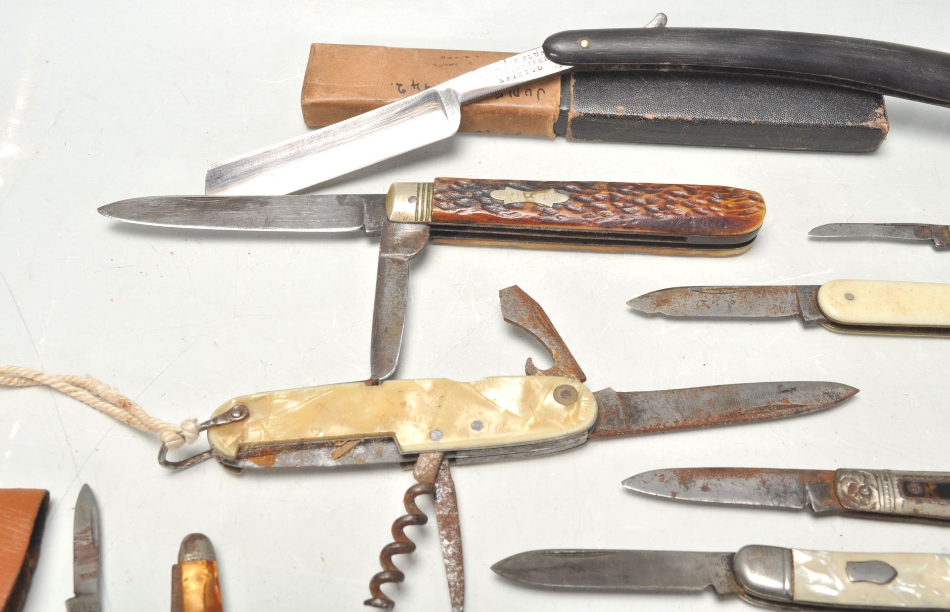 A good mixed group of vintage pen knives dating from the early 20th Century with steel and lucite - Bild 5 aus 9