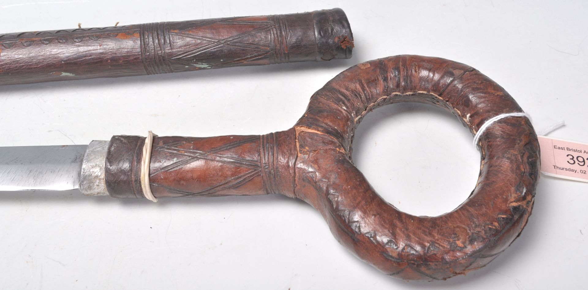 A 19th Century Victorian sword stick / walking stick having leather covered scabbard and hoop handle - Bild 5 aus 5