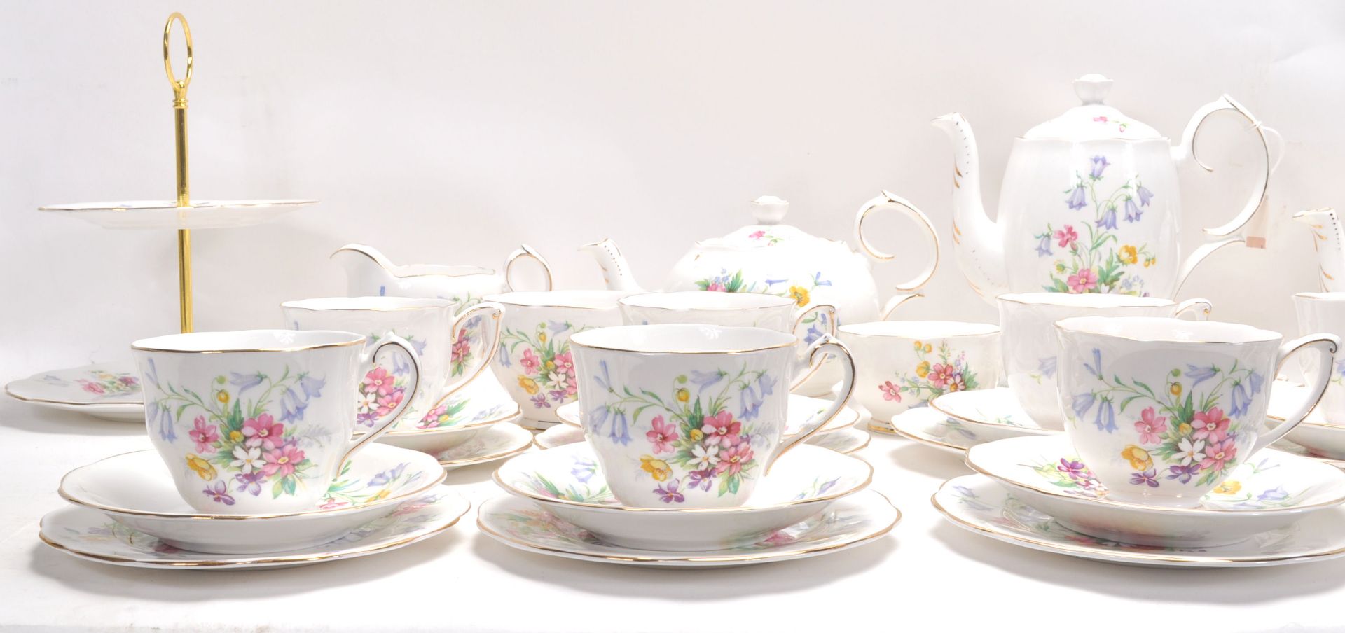 A Fine Bone China English tea service by Queen Anne China in the Old Country Spray pattern having - Bild 2 aus 15