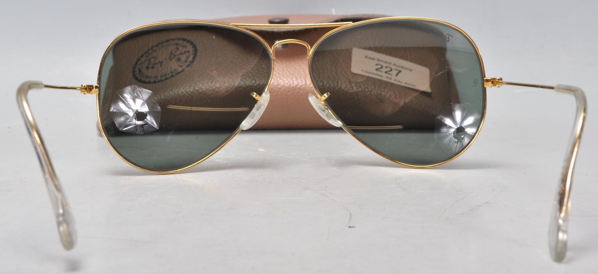 A pair of vintage gentlemen's Ray Ban aviator sunglasses having gilt wire frames and dark lenses, - Bild 5 aus 7