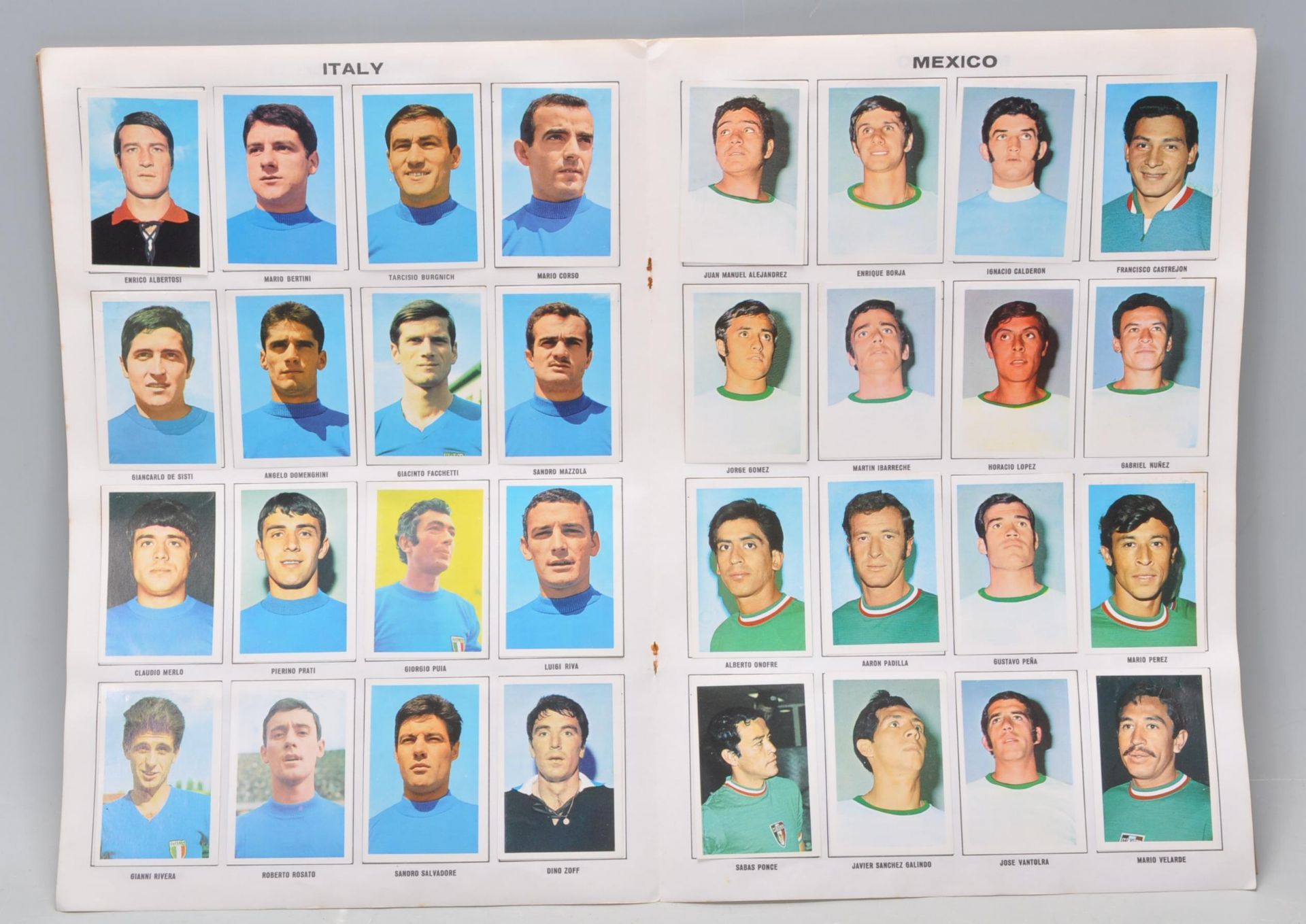 A good 1970's Mexico 70 world cup soccer football stars sticker album complete. Measures 34.5 cm - Bild 8 aus 12