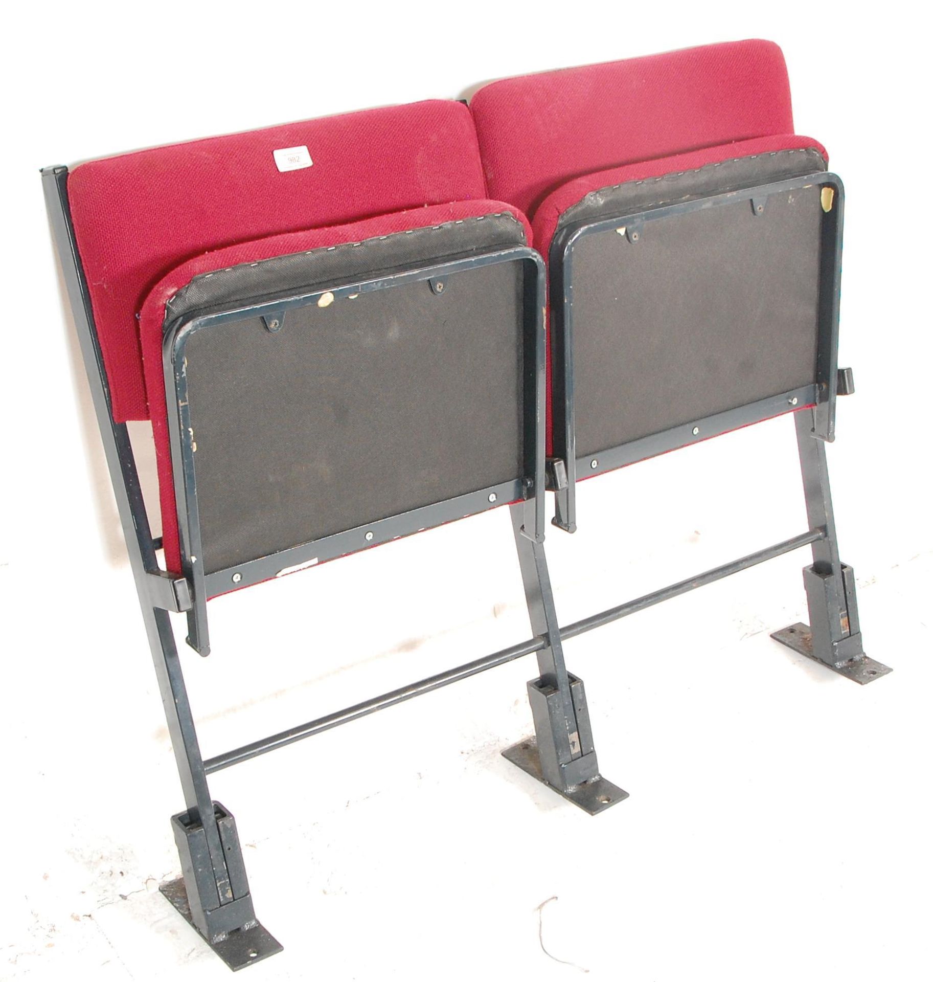 A set of two vintage retro 20th Century folding cinema / theatre chairs having red upholstered block - Bild 6 aus 7