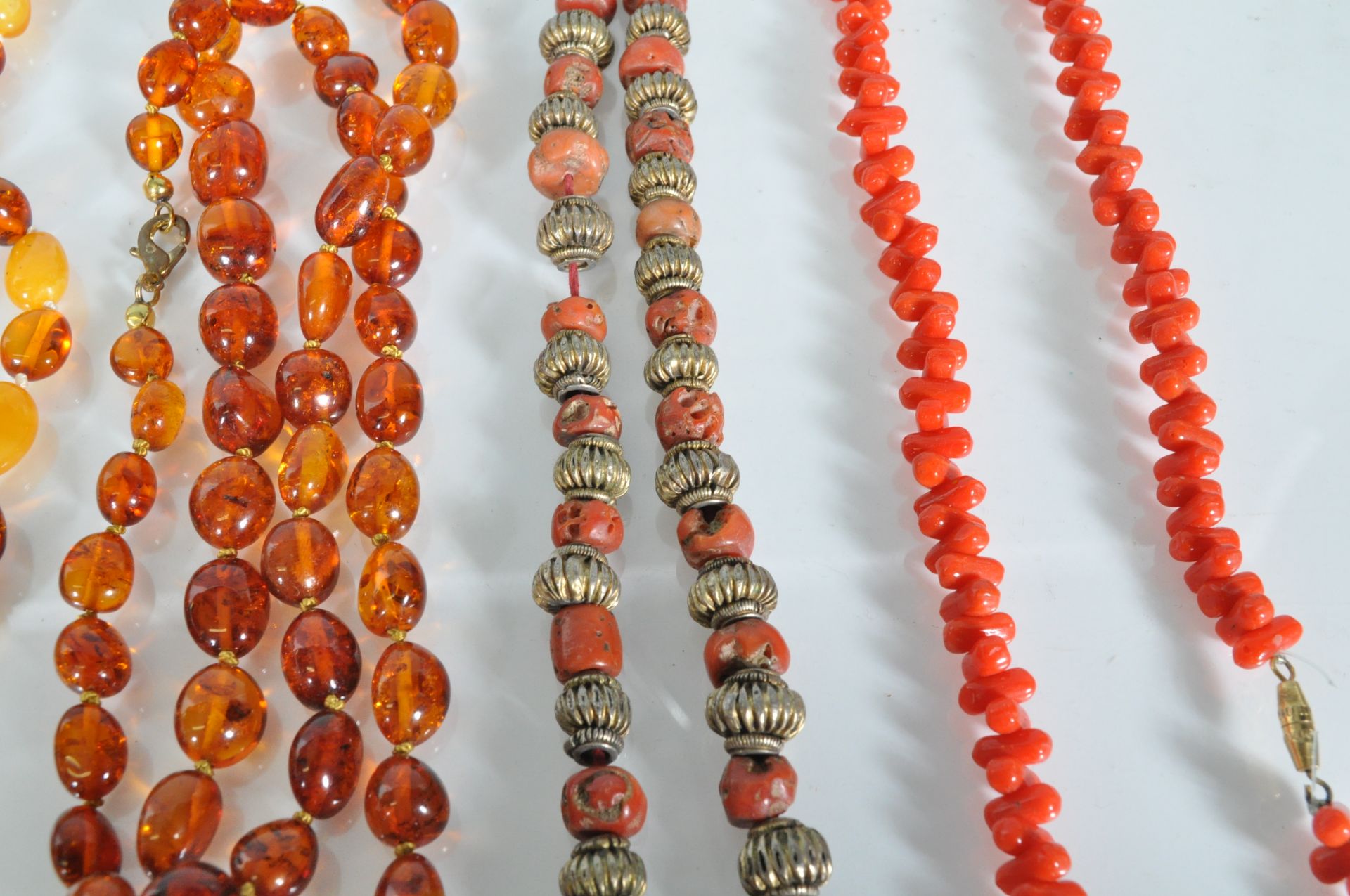 A mixed group of jewellery to include faux amber necklaces, croal and white metal Tibetan - Bild 9 aus 10