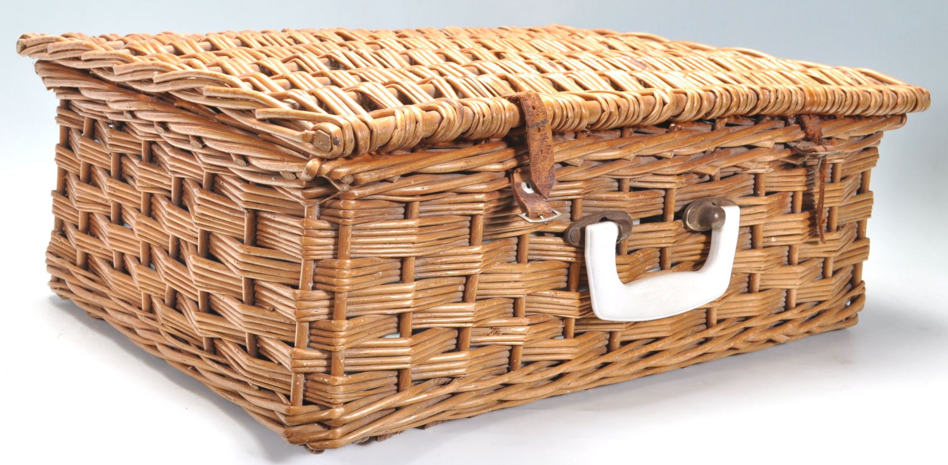 A vintage 1950s picnic basket / hamper fitted with plastic wares. - Image 2 of 6