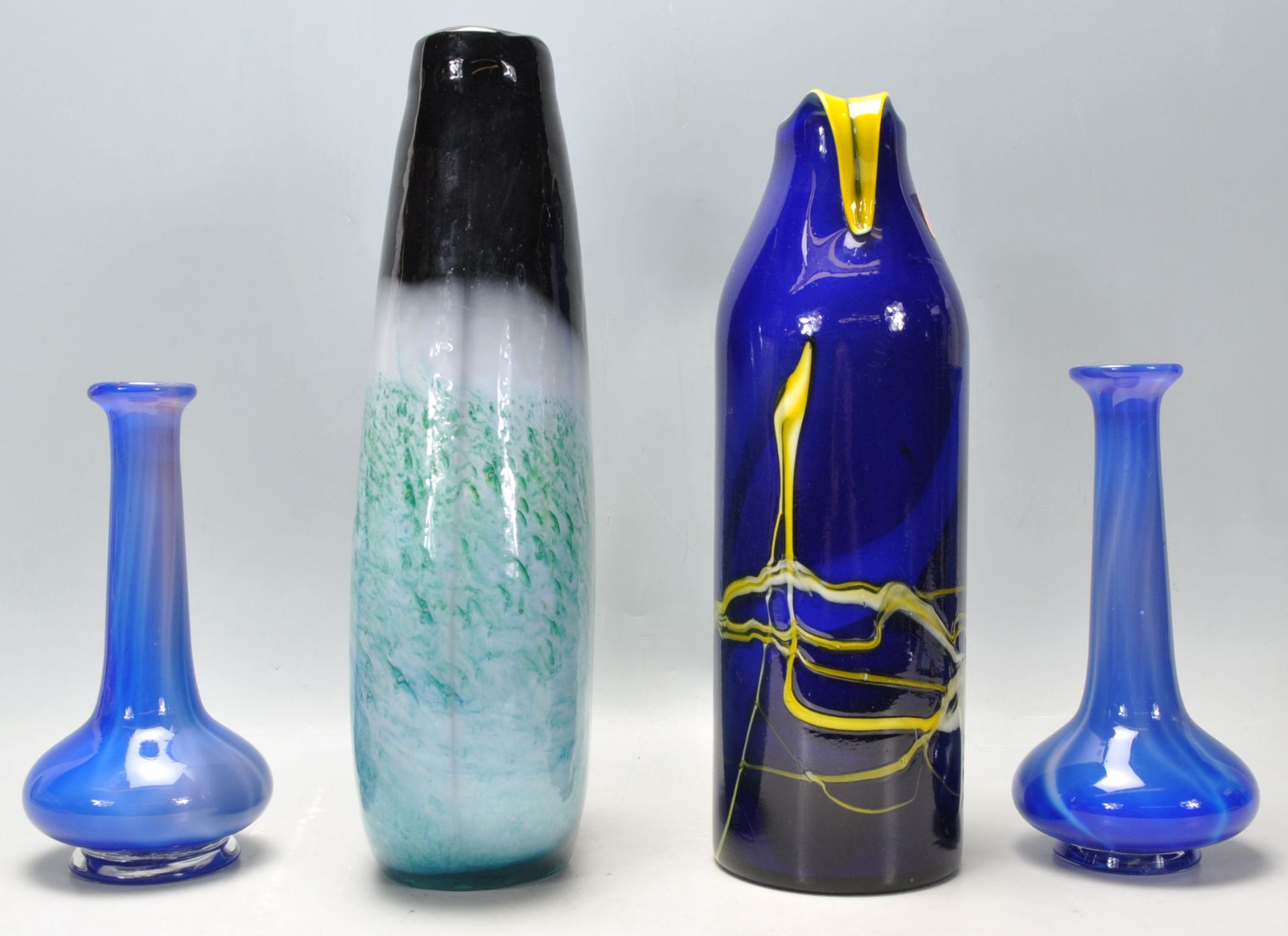 A selection of vintage retro studio art glass to include a blue and yellow cased glass vase with - Bild 3 aus 7