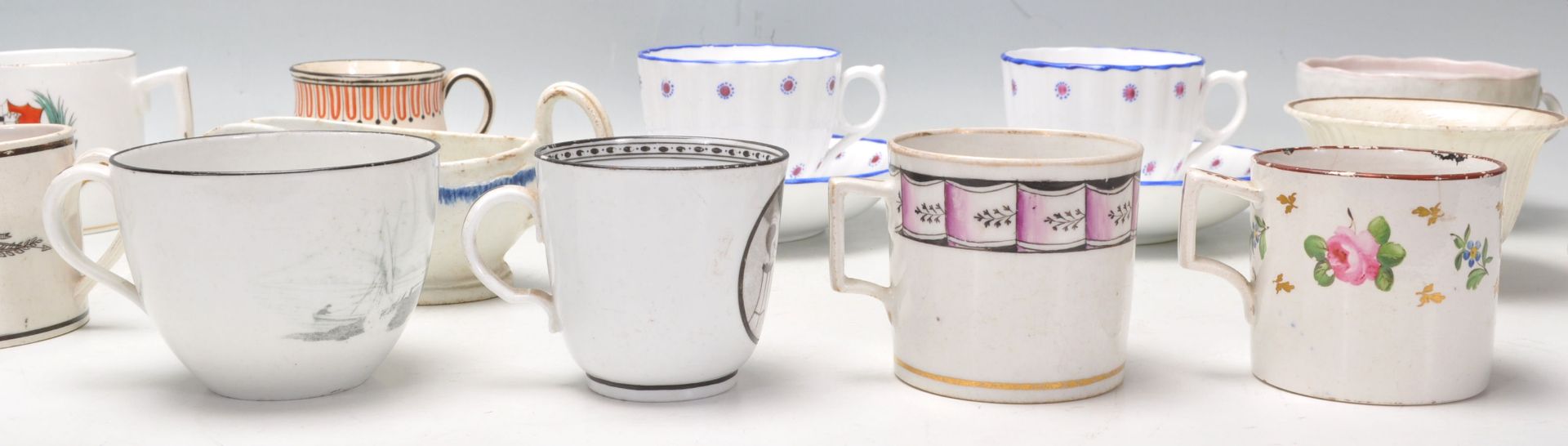 A collection of 18th and 19th century porcelain items to include teacups and saucers, coffee cans, - Bild 5 aus 15