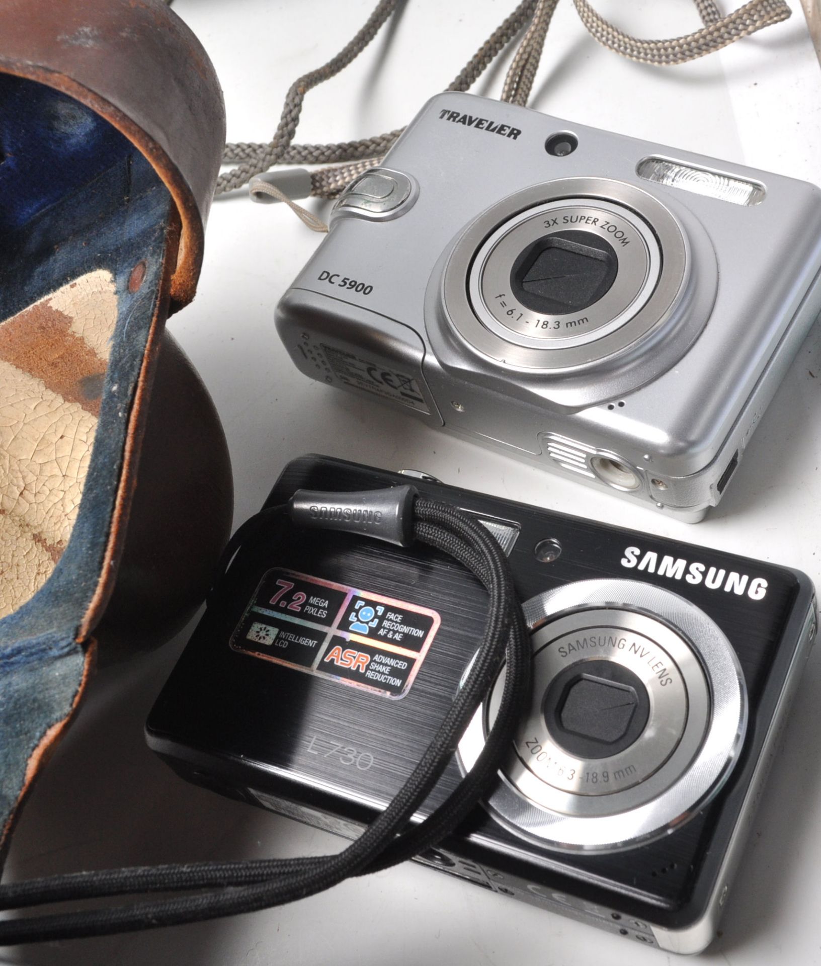 A collection of vintage cameras to include a Polaroid Supercolor 670 AF camera, a Polaroid 636 - Bild 10 aus 10