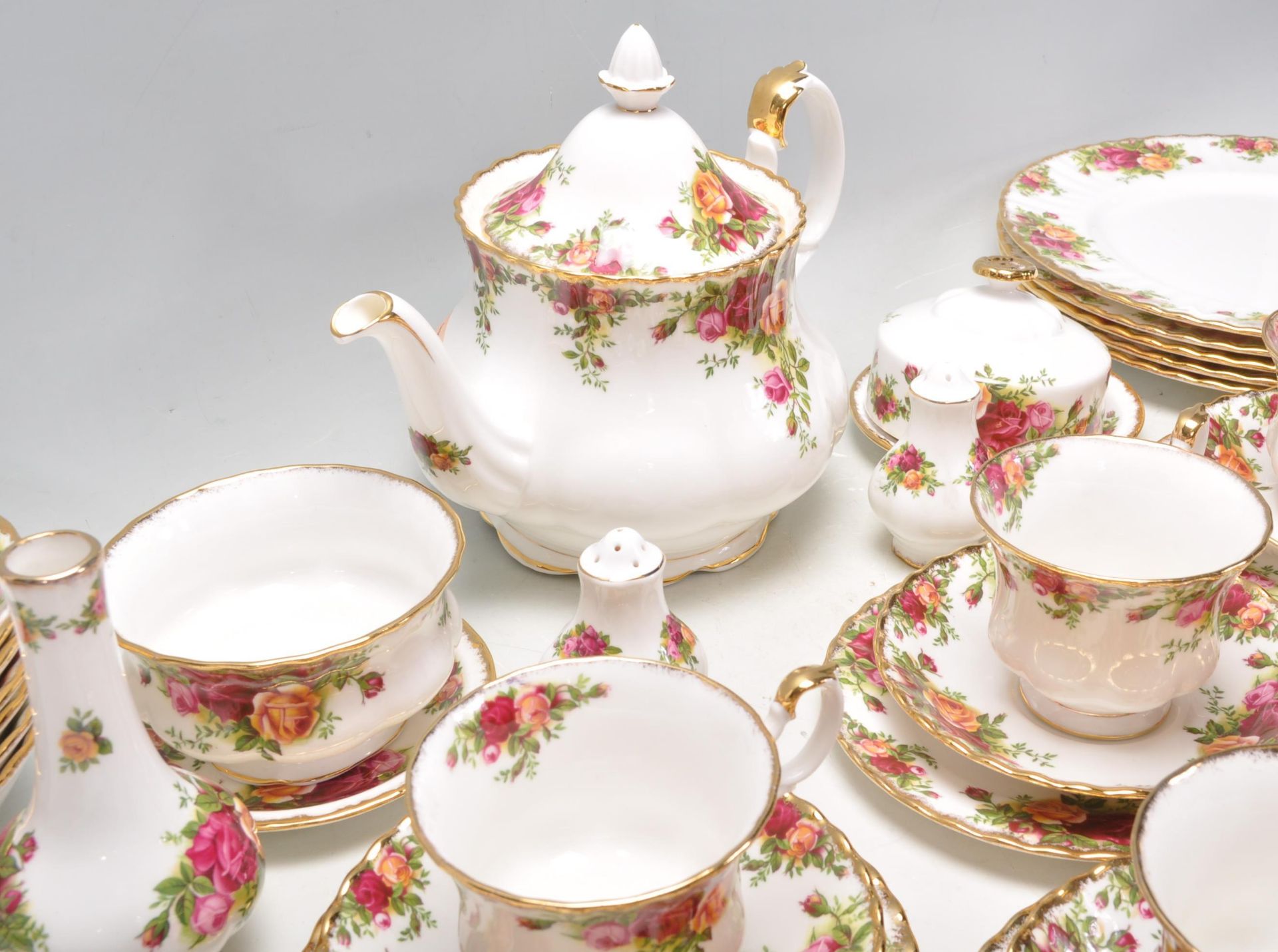 A Royal Albert bone china tea service in the Old Country Roses pattern to include a teapot, dinner - Bild 7 aus 13