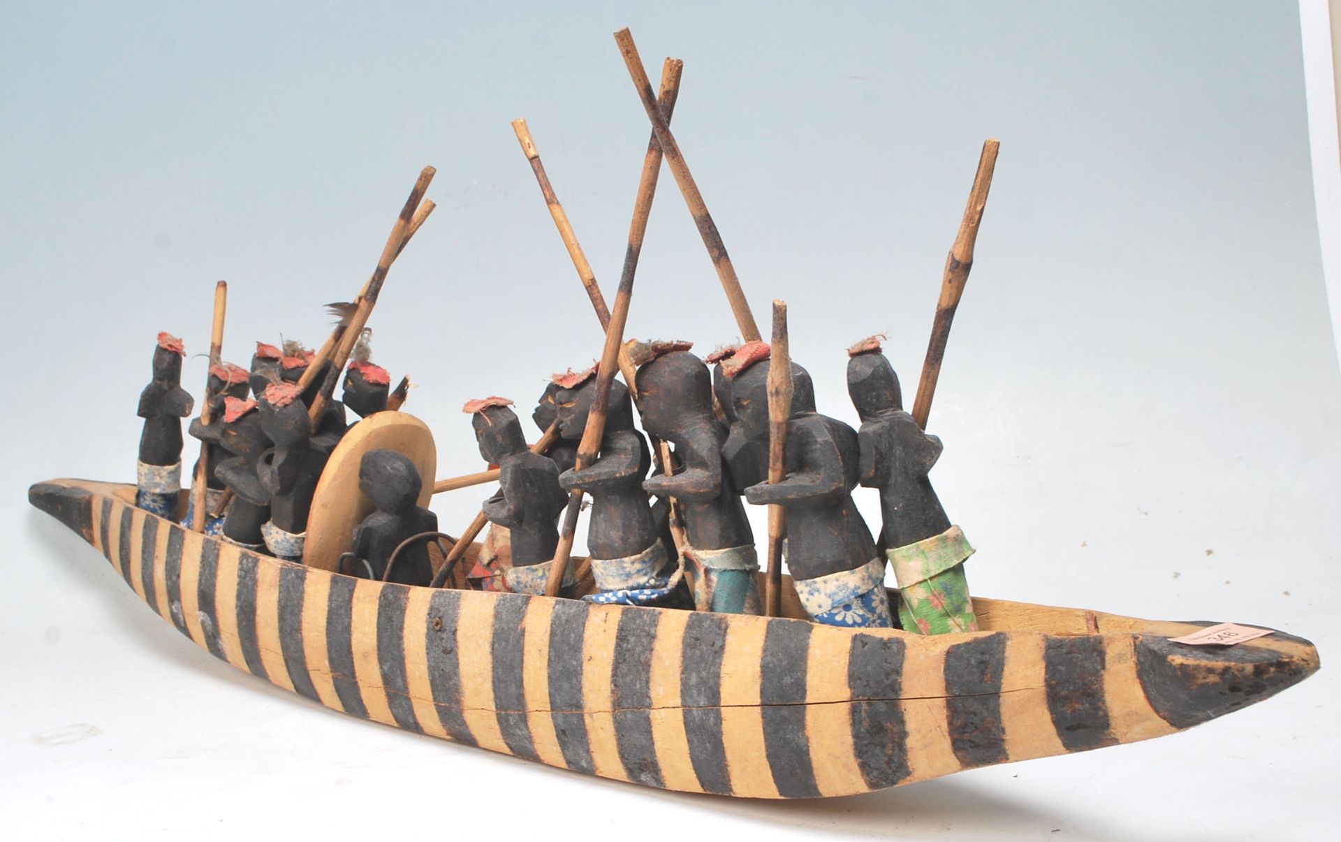 An African tribal carved wooden boat figurine complete with striped painted sides, complete with - Bild 8 aus 12