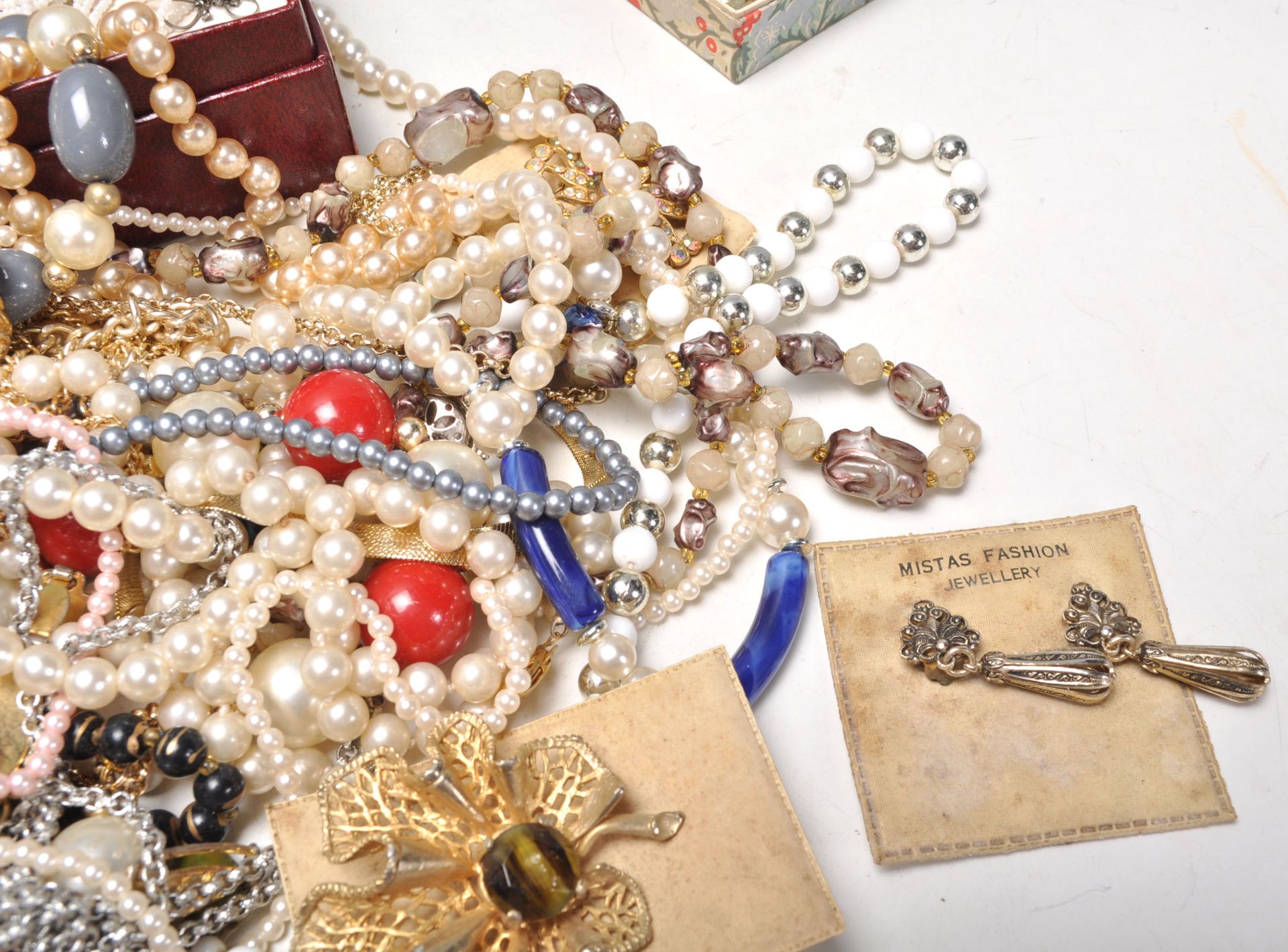 A collection of vintage costume jewellery to include mid Century gilt brooches and earrings - Bild 5 aus 7
