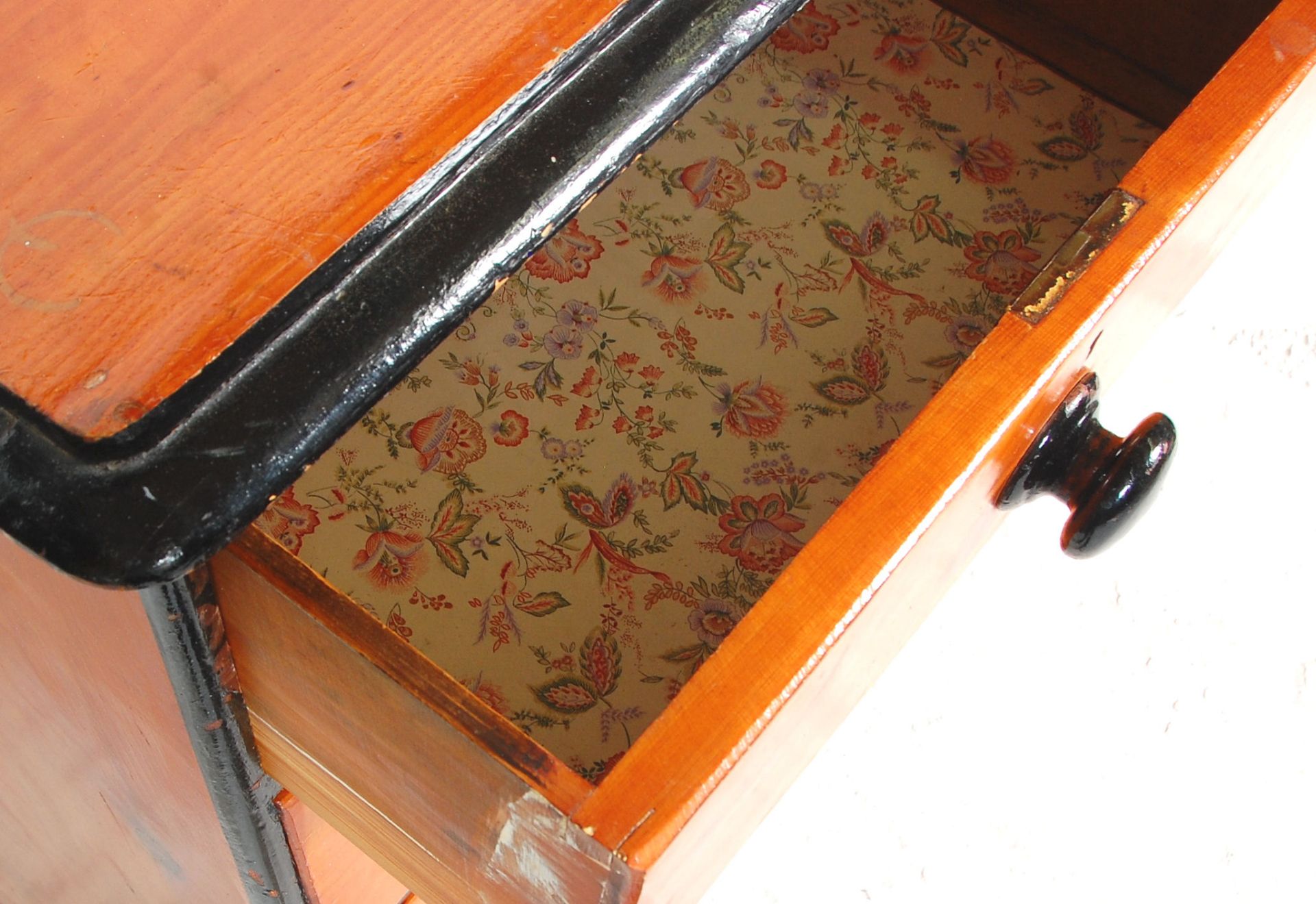 A Victorian 19th century country pine 2 over 3 chest of drawers. Raised on turned legs with 2 - Bild 4 aus 6