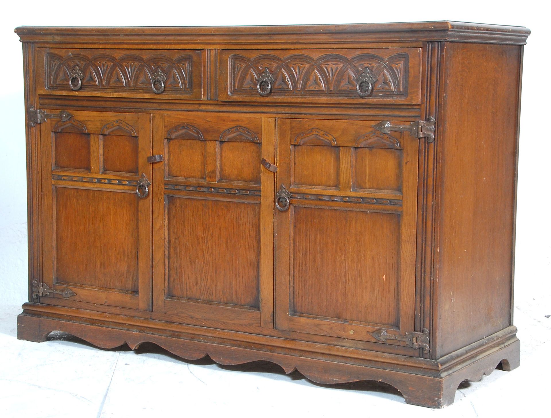 An early 20th Century 1930's Jacobean revival oak sideboard credenza having twin drawers with ring - Bild 6 aus 6