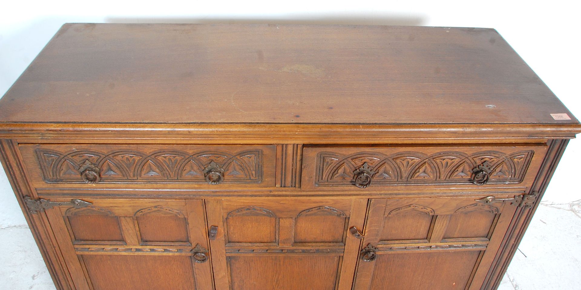 An early 20th Century 1930's Jacobean revival oak sideboard credenza having twin drawers with ring - Bild 3 aus 6