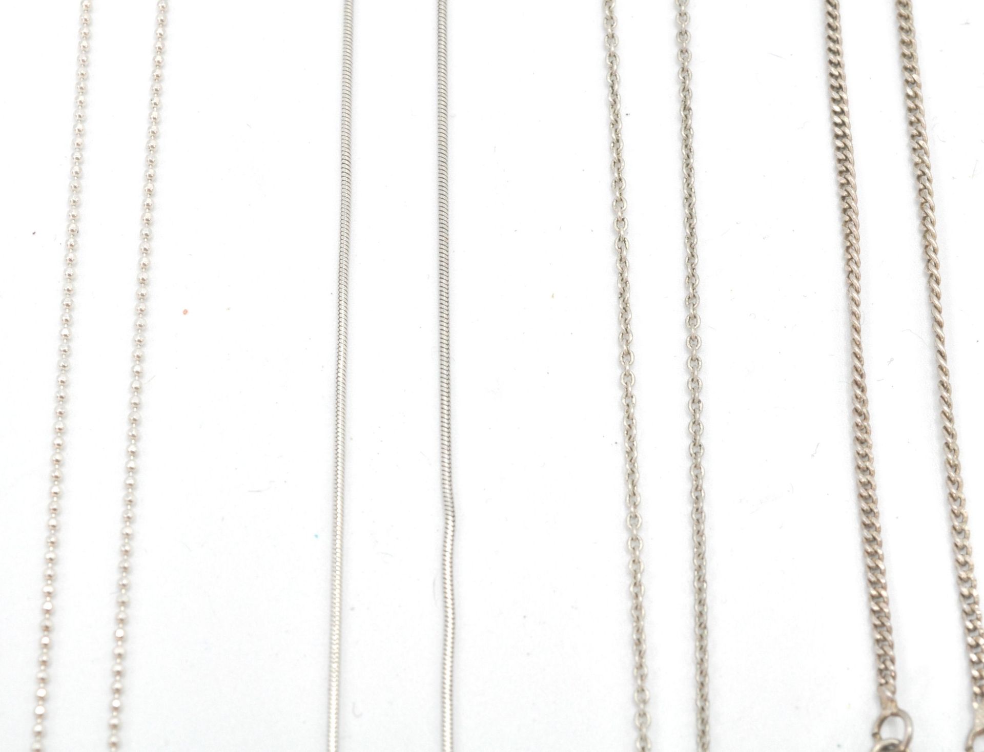 A collection of silver necklace chains to include pendants to each. Fine linked with stone set, fine - Bild 3 aus 10