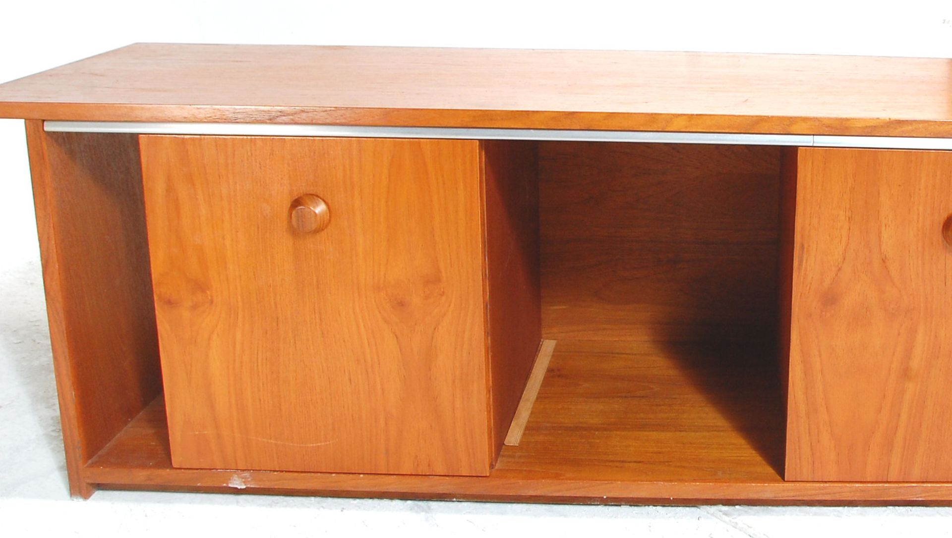 A low mid 20th Century retro teak wood unit / sideboard having sliding doors across open sections - Bild 5 aus 5