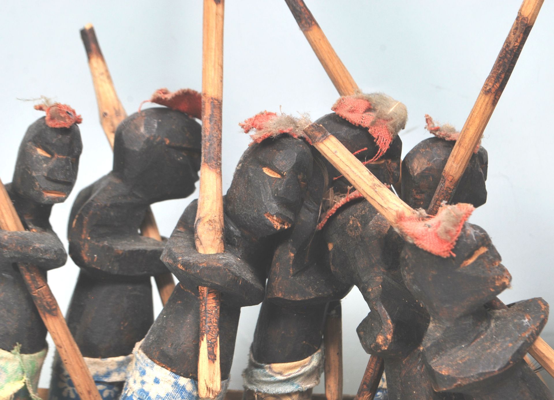 An African tribal carved wooden boat figurine complete with striped painted sides, complete with - Bild 4 aus 12