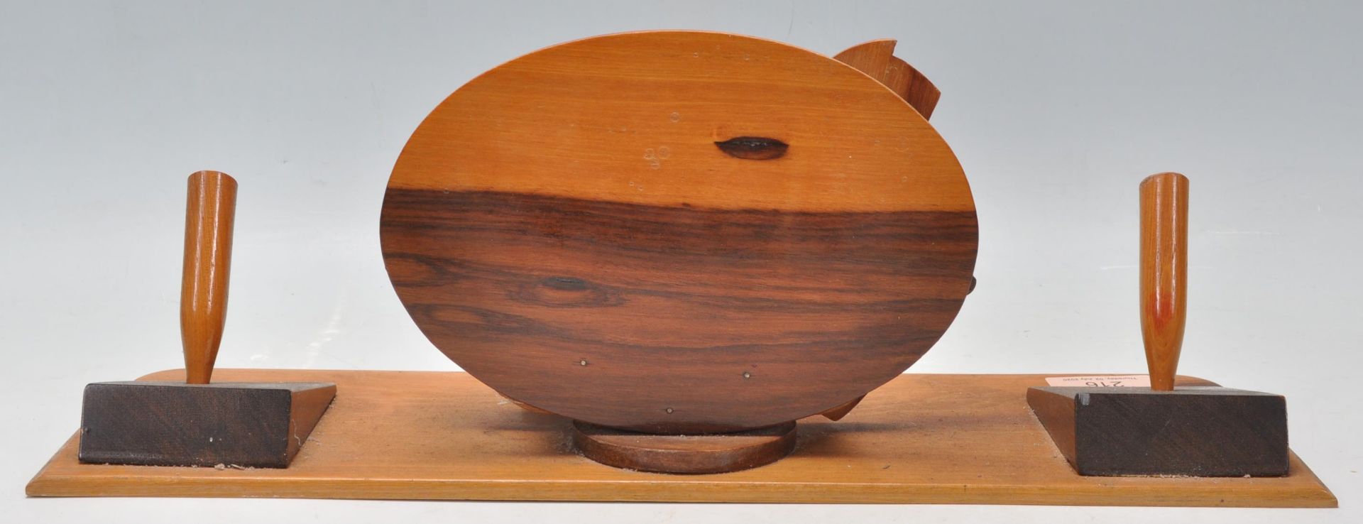 A retro mid century teak wood desk tidy of unusual form. Raised on a plinth base with a central - Bild 6 aus 7