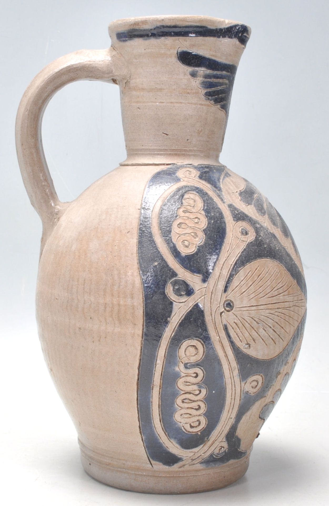 An antique handmade earthenware jug, possibly North American /  Navajo having incised abstracted - Bild 2 aus 6
