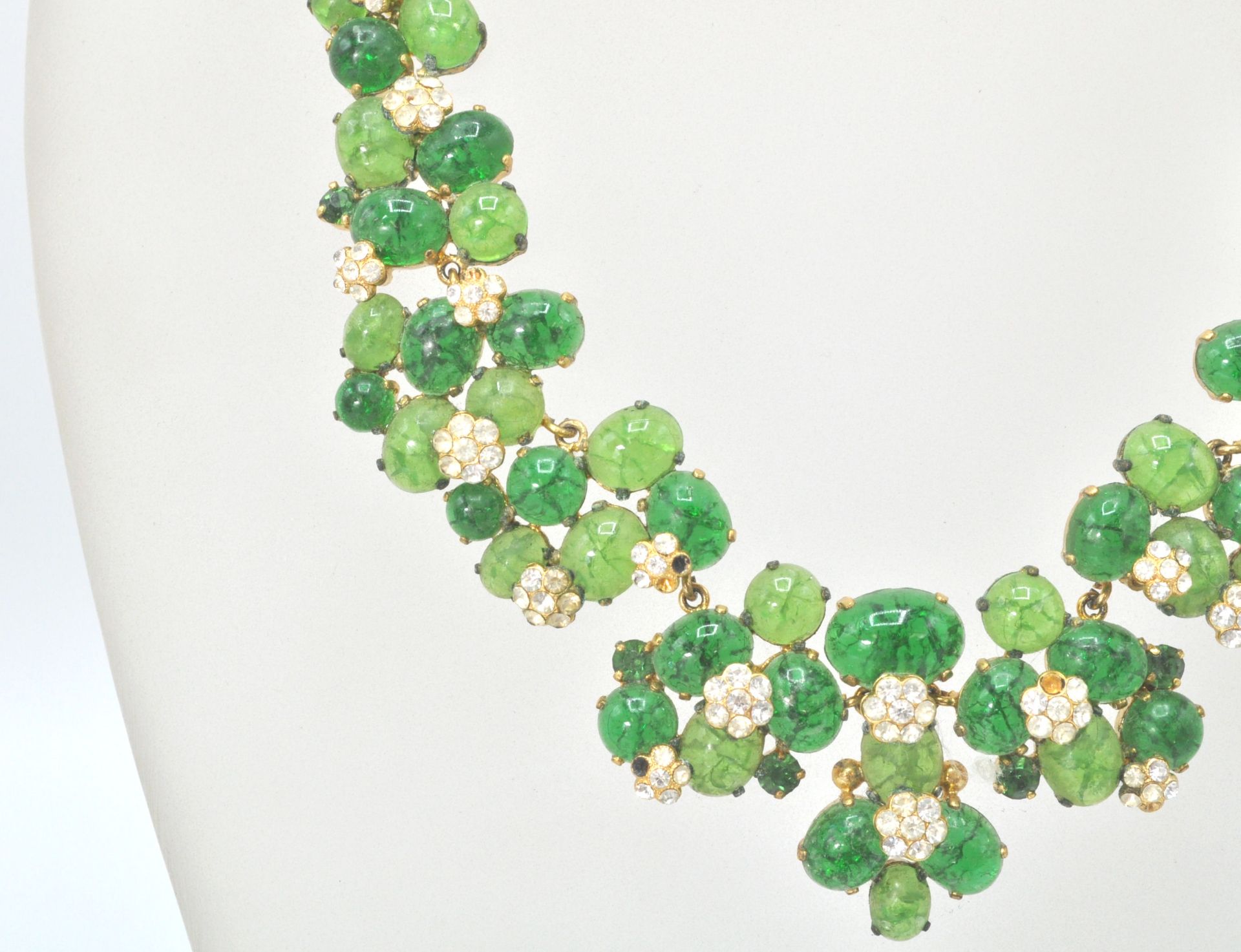 A signed mid century Christian Dior Bijoux Costume jewellery gilt metal and emerald cabochon glass - Bild 6 aus 12
