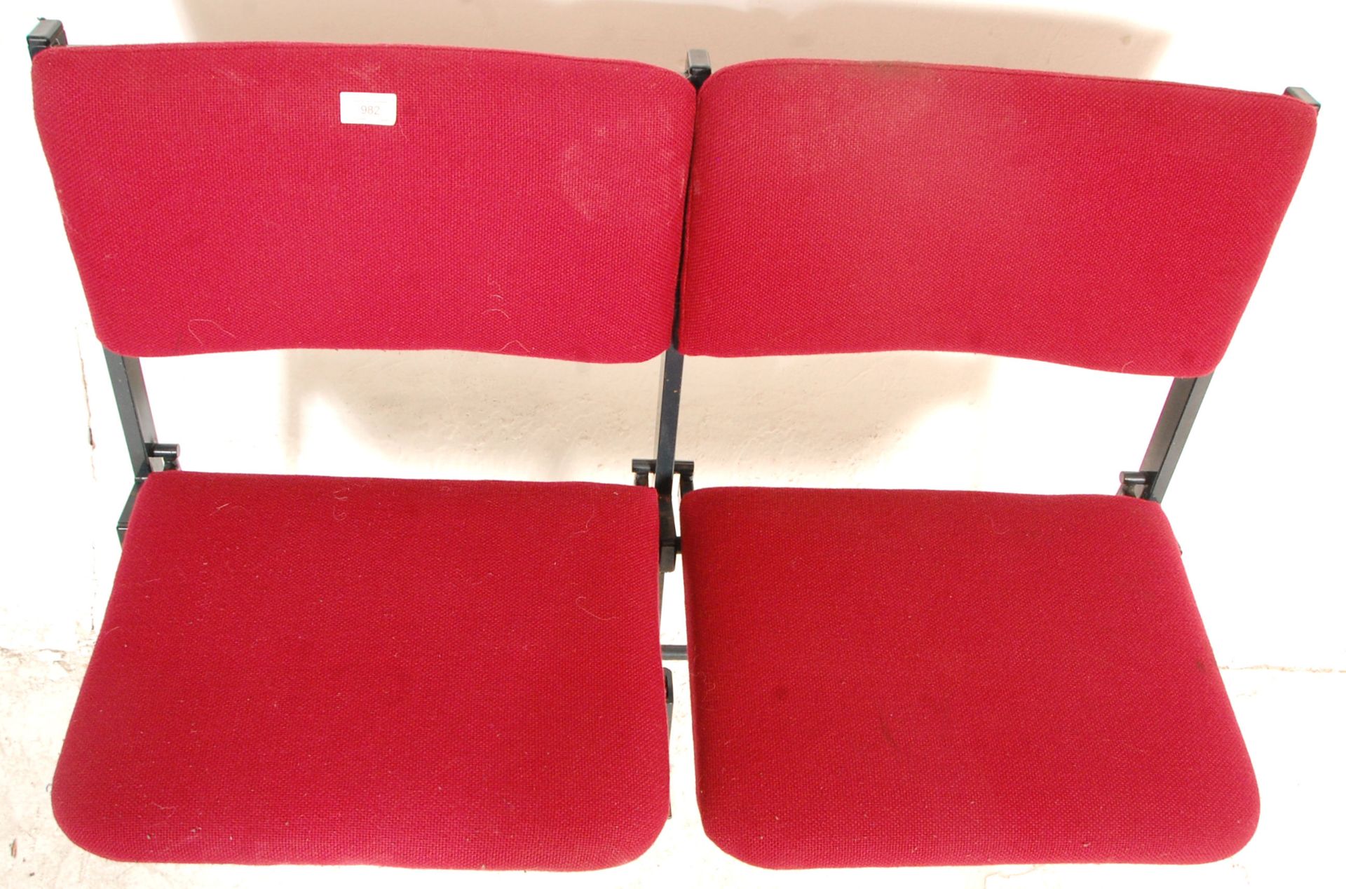 A set of two vintage retro 20th Century folding cinema / theatre chairs having red upholstered block - Bild 4 aus 7