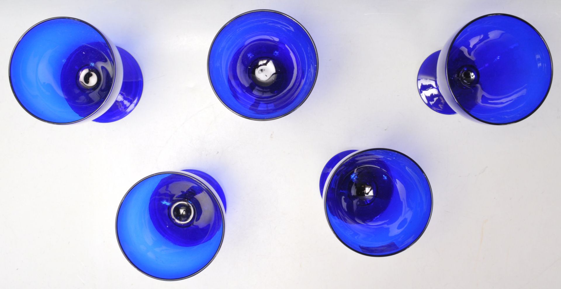 A set of five vintage 20th Century large cobalt blue glass wine glasses / rummers having round bowls - Bild 3 aus 4