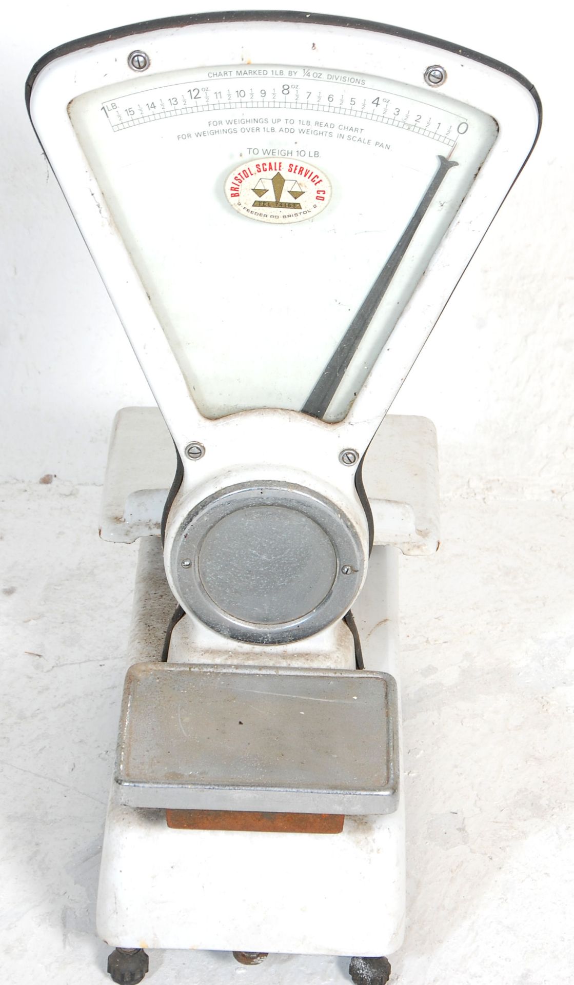A set of vintage 20th Century Avery counter top green grocers / confectionery shop scales having a - Bild 5 aus 5