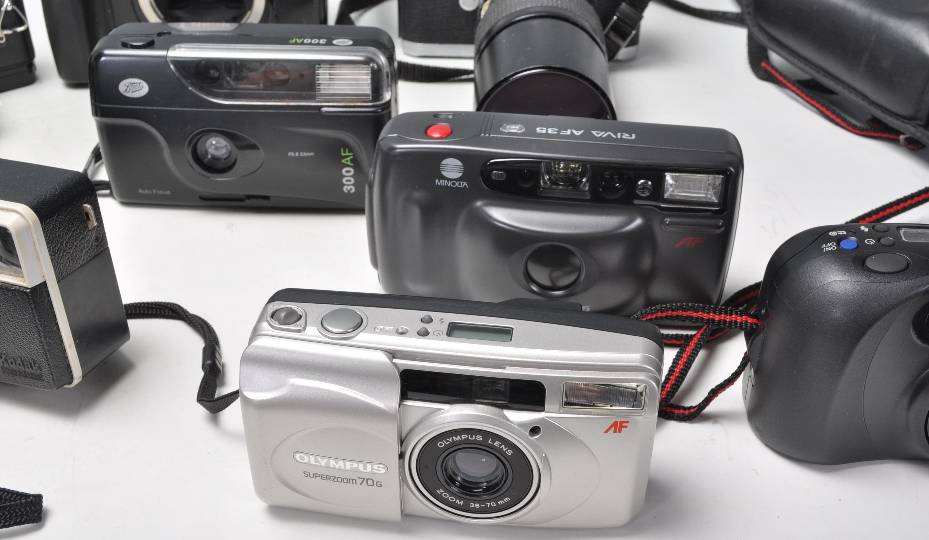 A collection of vintage cameras to include a Pentax MG camera with lens, Fuji Discovery 975, Canon - Image 8 of 10