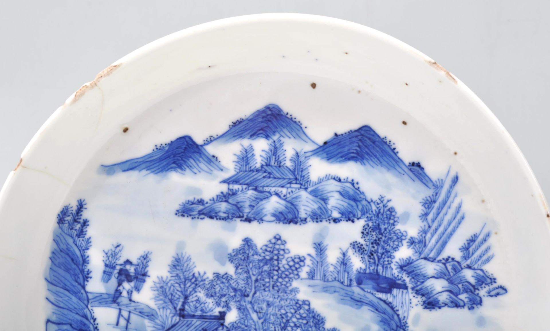 An 18th Century Kangxi Chinese blue and white hand painted dish of round form being finely painted - Bild 2 aus 6