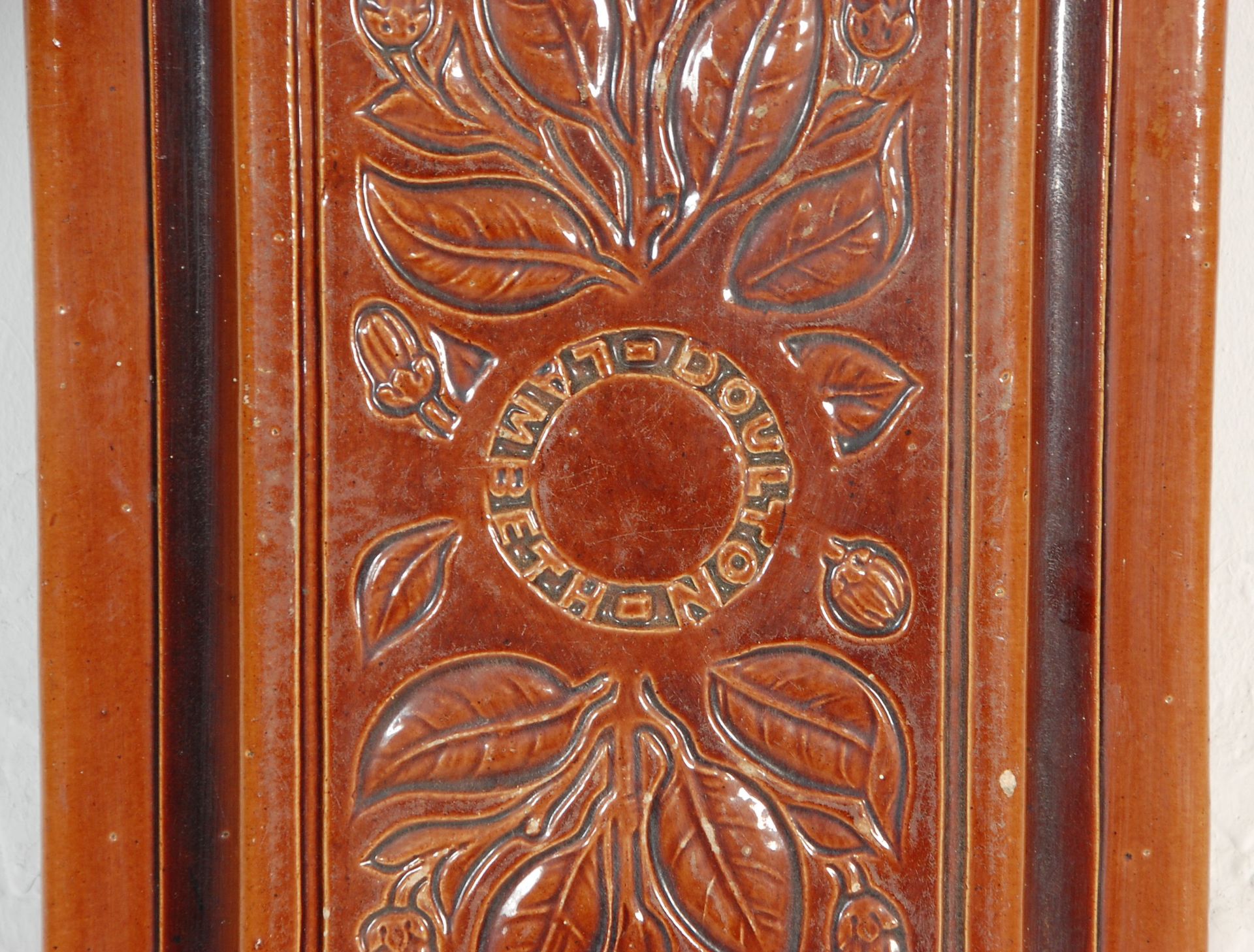 A 19th century Doulton Lambeth stoneware brown glaze plaque. Cast in relief with foliates and - Bild 3 aus 5