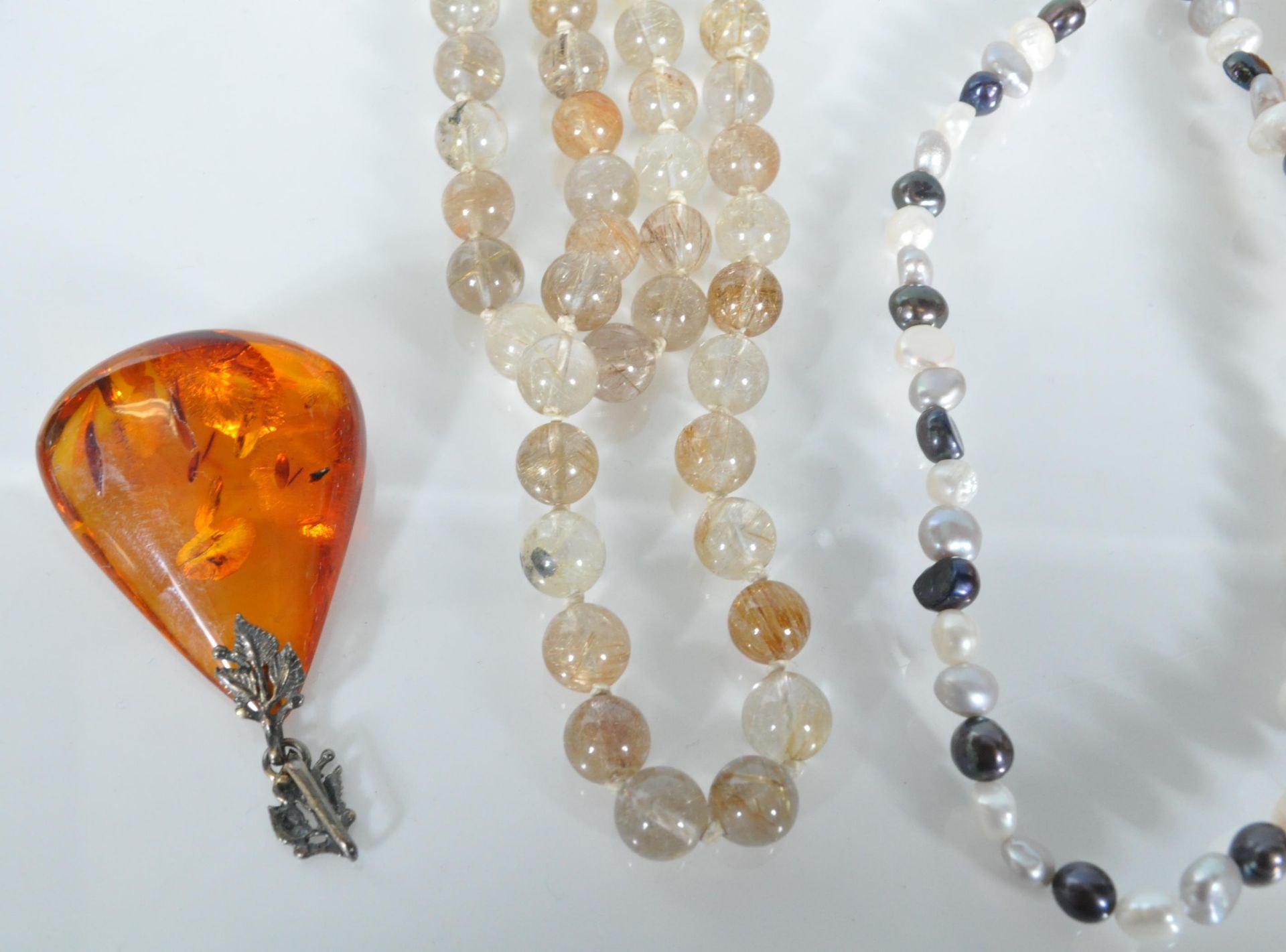 A mixed group of jewellery to include faux amber necklaces, croal and white metal Tibetan - Bild 3 aus 10