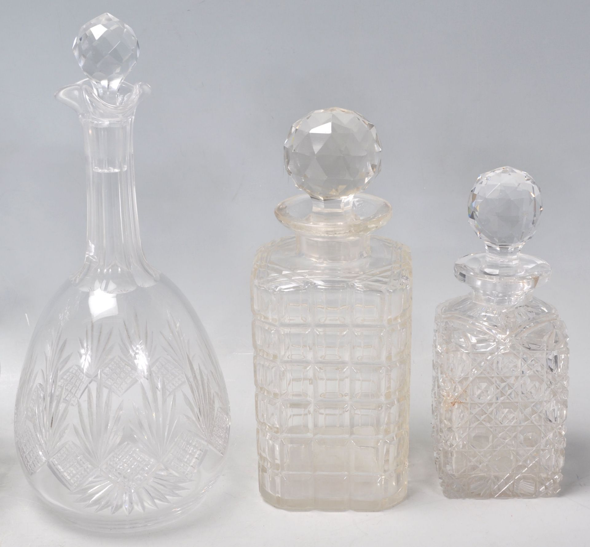 A group of seven vintage and antique cut glass decanters to include a pair of whiskey decanters with - Bild 4 aus 11