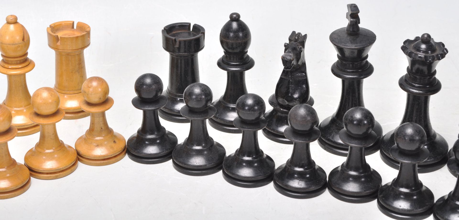 A complete set of vintage style wooden carved chess pieces. Measures 6cms high. - Bild 5 aus 8