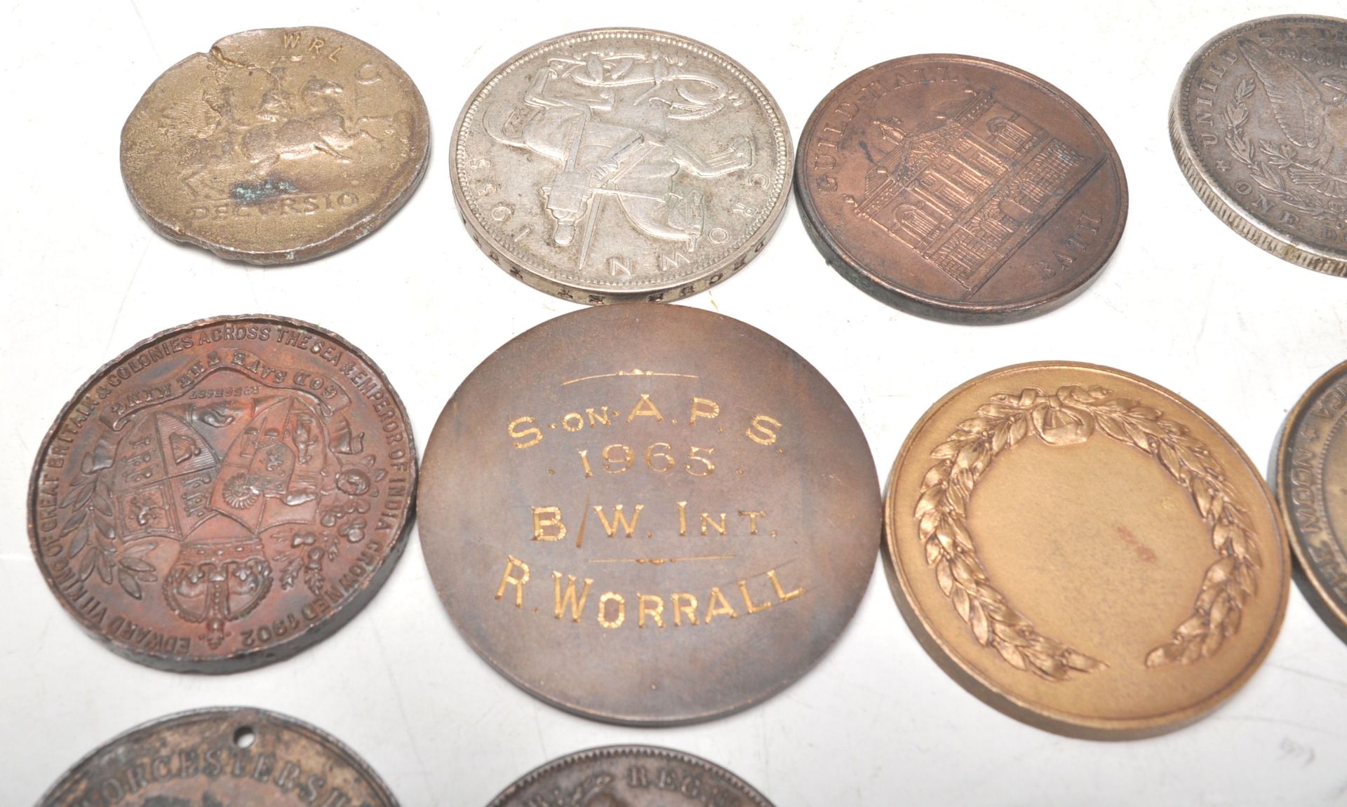 An interesting collection of 19th and 20th Century tokens and medallions to include a Moet Chandon - Bild 9 aus 11