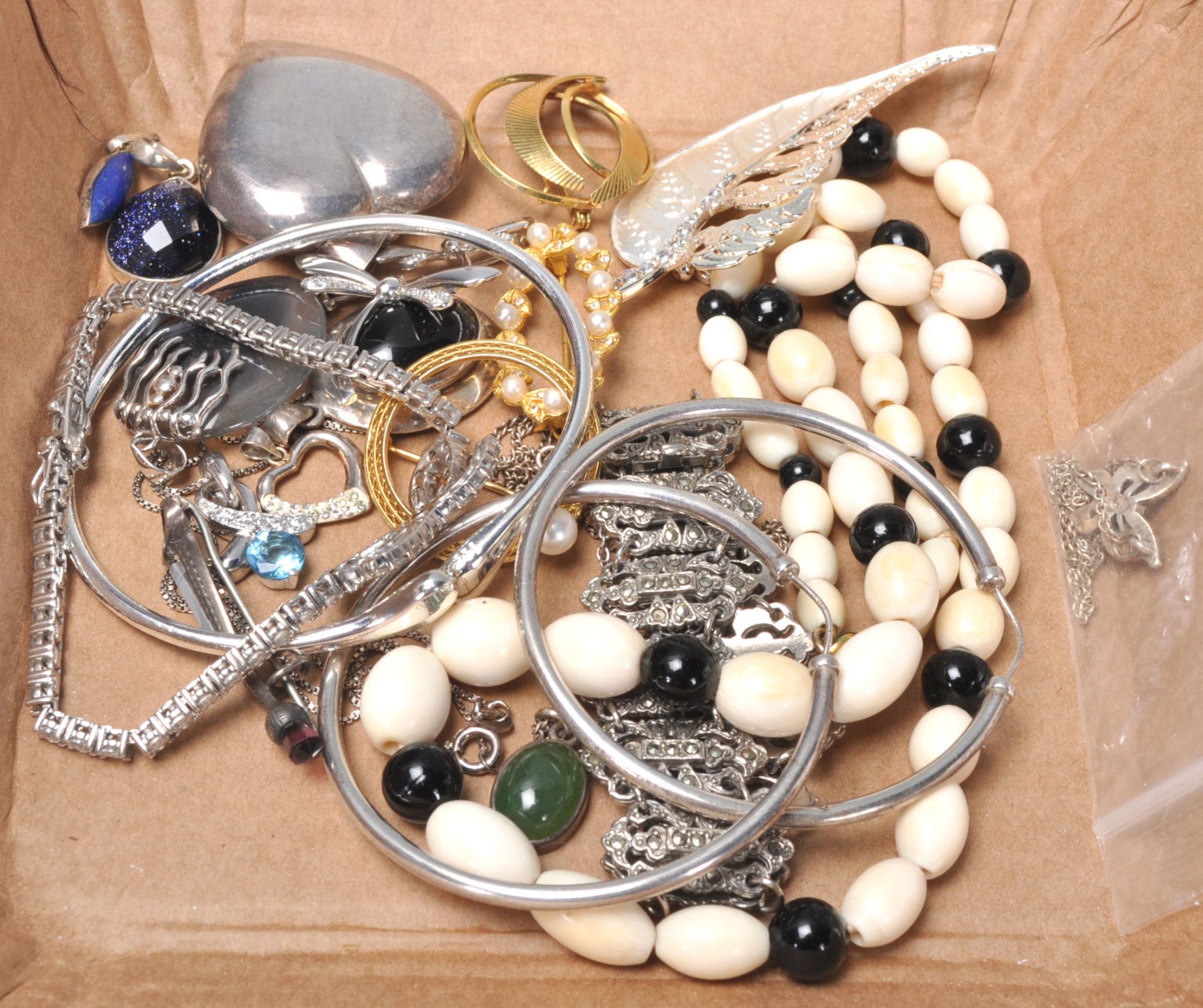 A collection of vintage costume jewellery across multiple jewellery boxes to include a wide - Bild 8 aus 10