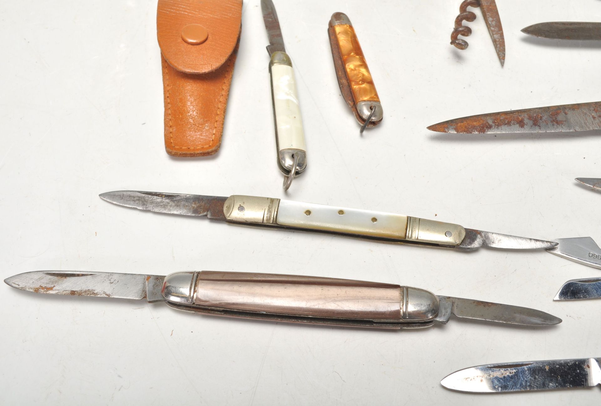 A good mixed group of vintage pen knives dating from the early 20th Century with steel and lucite - Bild 3 aus 9