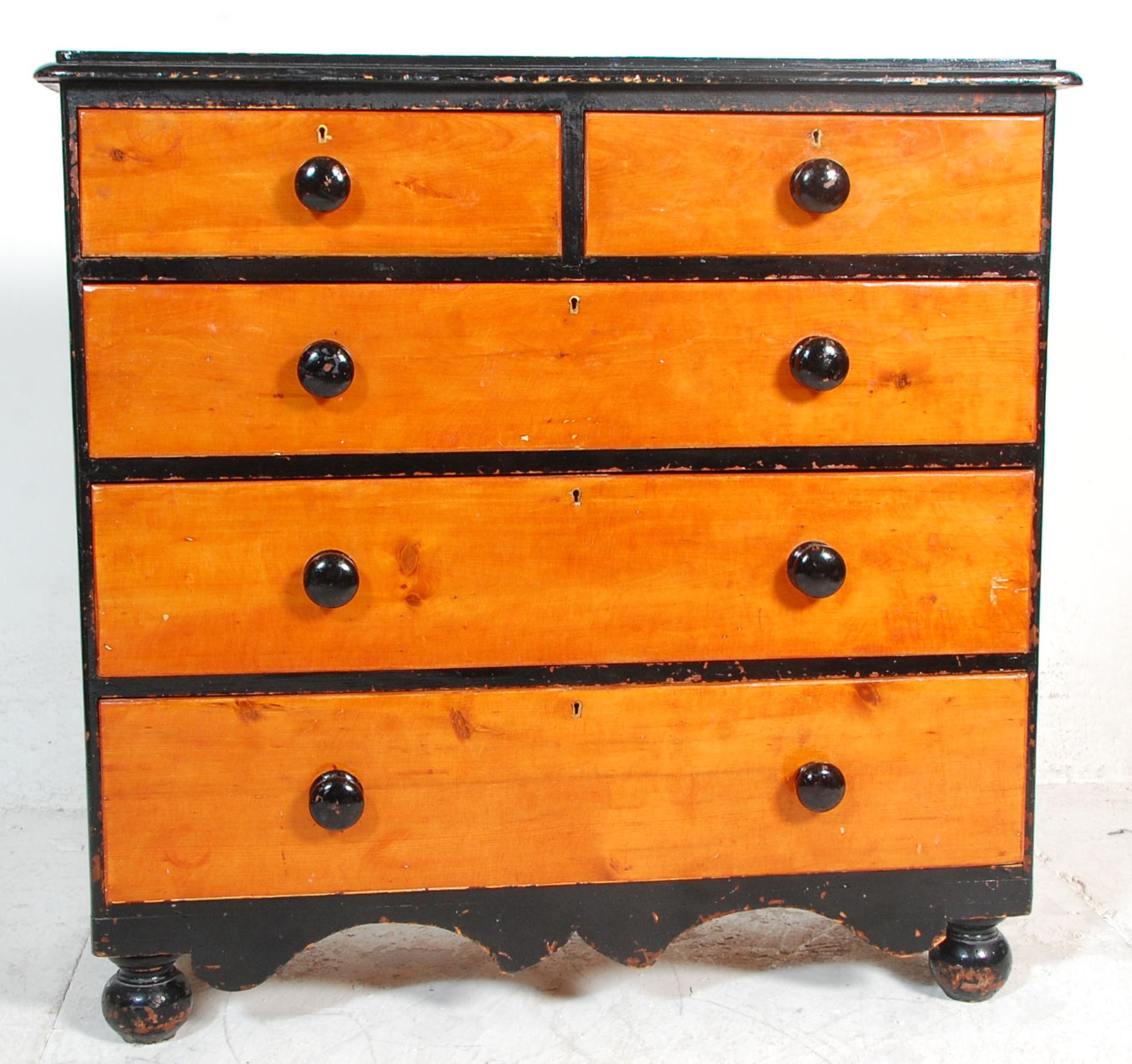 A Victorian 19th century country pine 2 over 3 chest of drawers. Raised on turned legs with 2 - Bild 3 aus 6