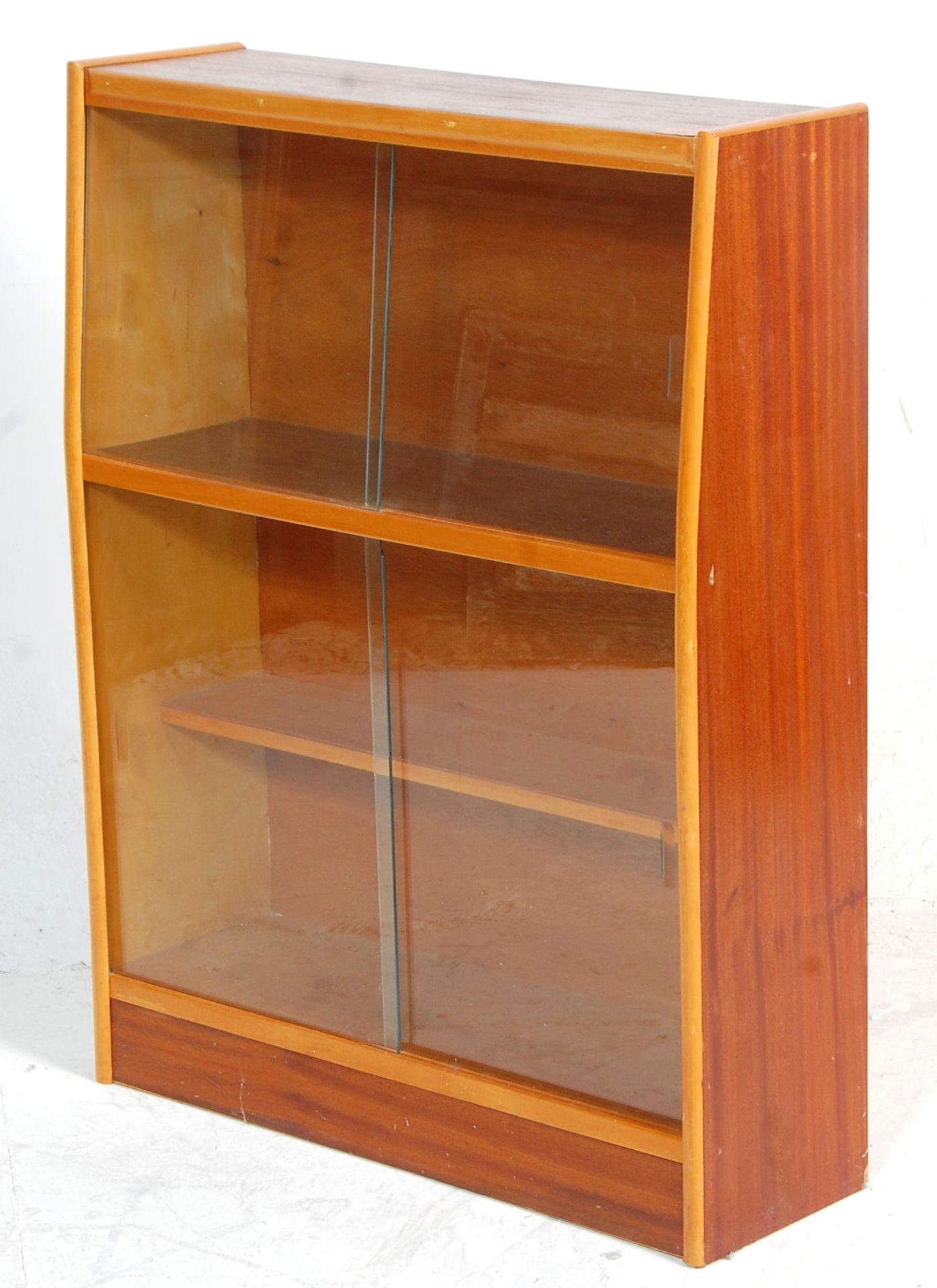 A vintage retro mid 20th Century bookcase having two shelves within, both having glass sliding doors - Bild 4 aus 5