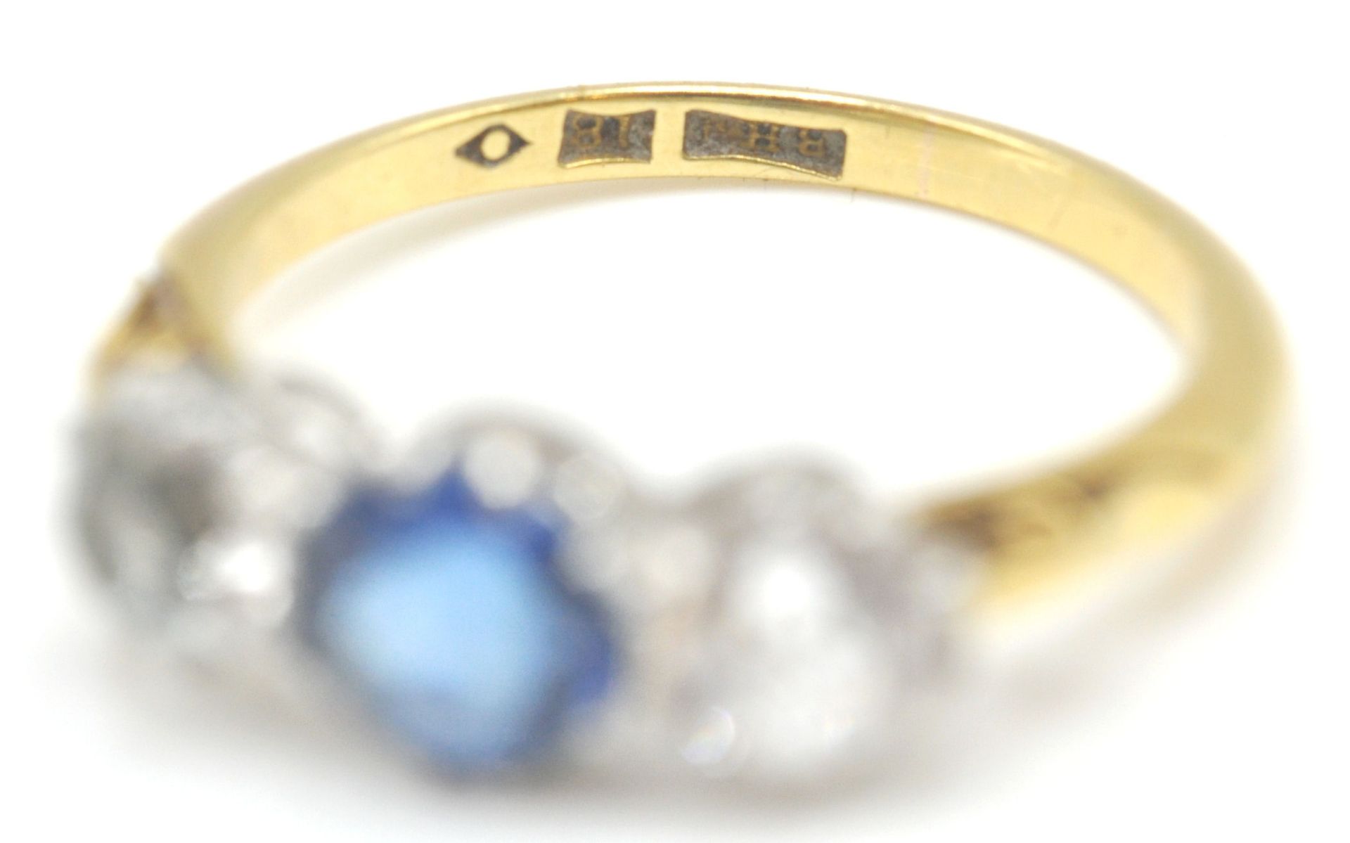 An Edwardian period 18ct gold and platinum 3 stone ring. The ring set with 3 paste stones of round - Bild 7 aus 8