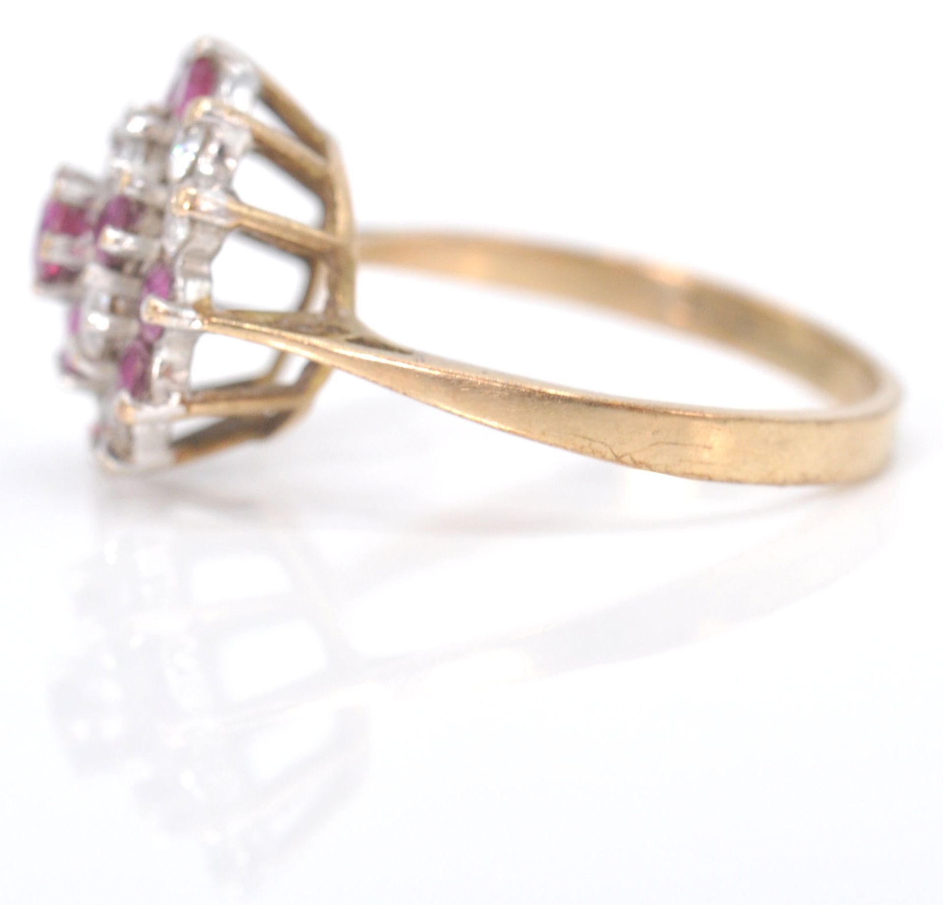 A 9ct gold hallmarked cluster ring. The ring set with amethyst and white mixed cut stones  in basket - Bild 5 aus 8
