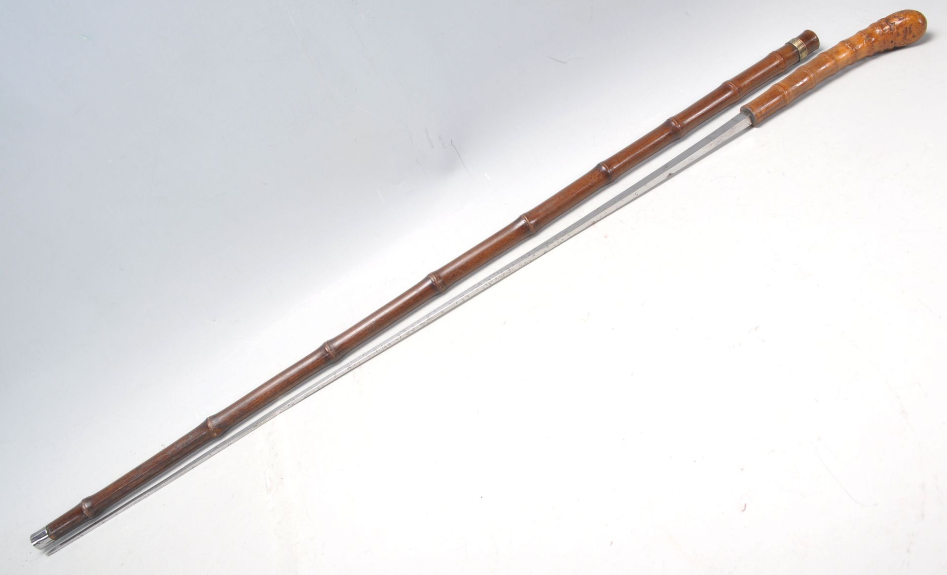 A vintage 20th Century bamboo sword stick / walking stick cane of slim form having a root knot - Bild 8 aus 17