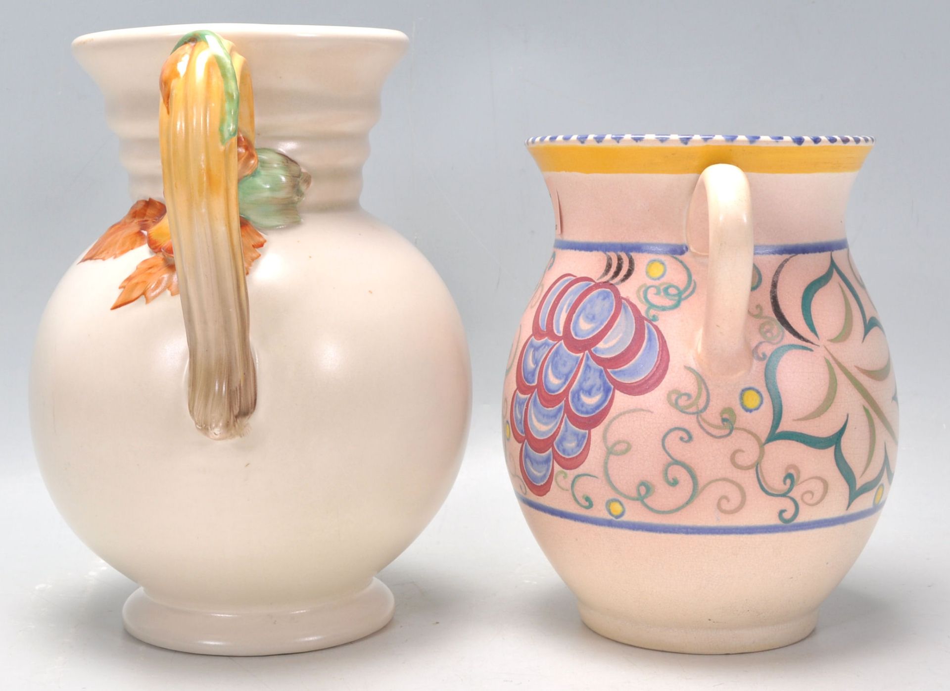 A vintage Art Deco pottery having a bulbous form having hand painted floral decoration together with - Bild 8 aus 16