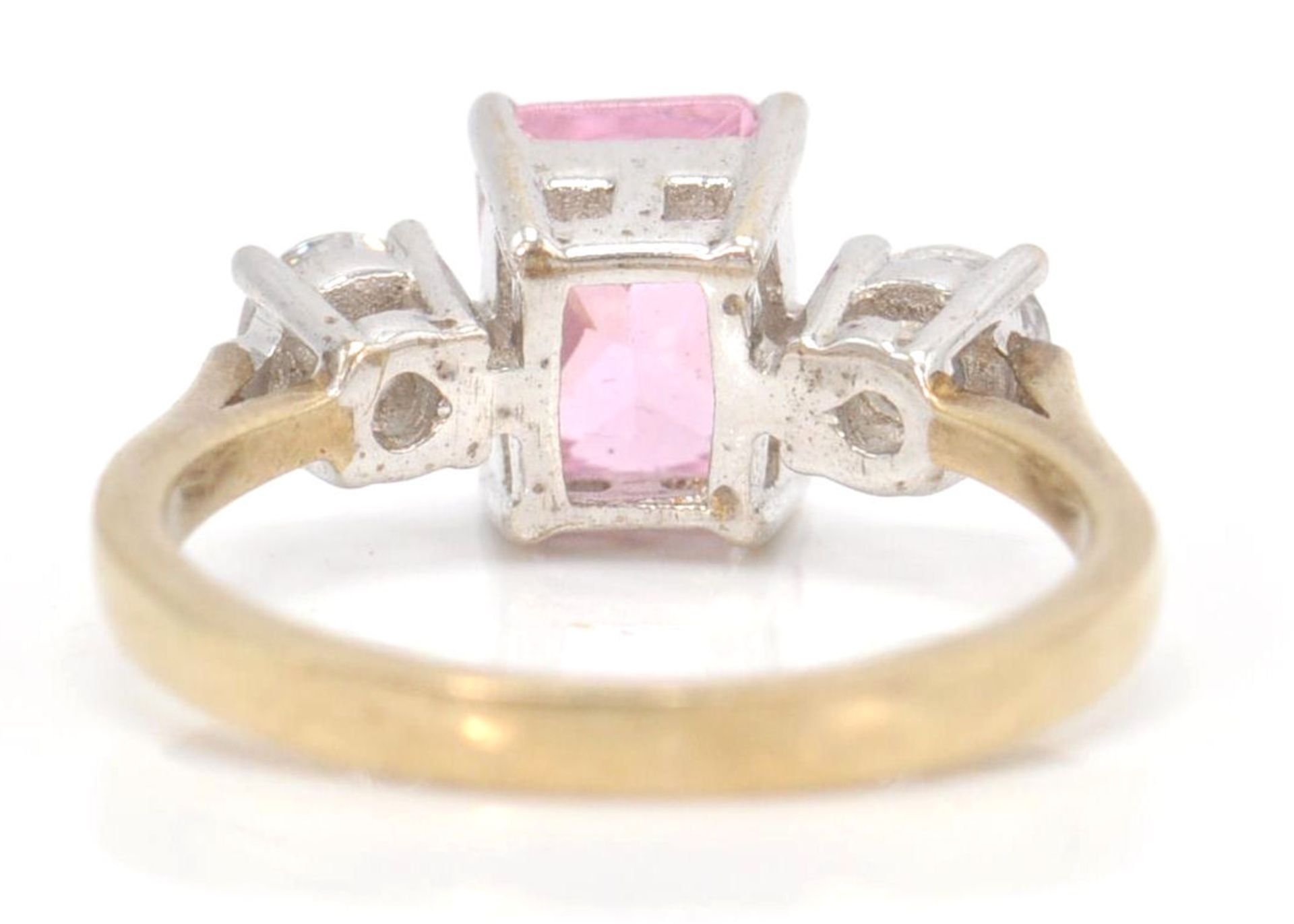 A 9ct gold hallmarked 3 stone ring. The ring with central pink CZ in prong setting flanked by cz - Bild 4 aus 7