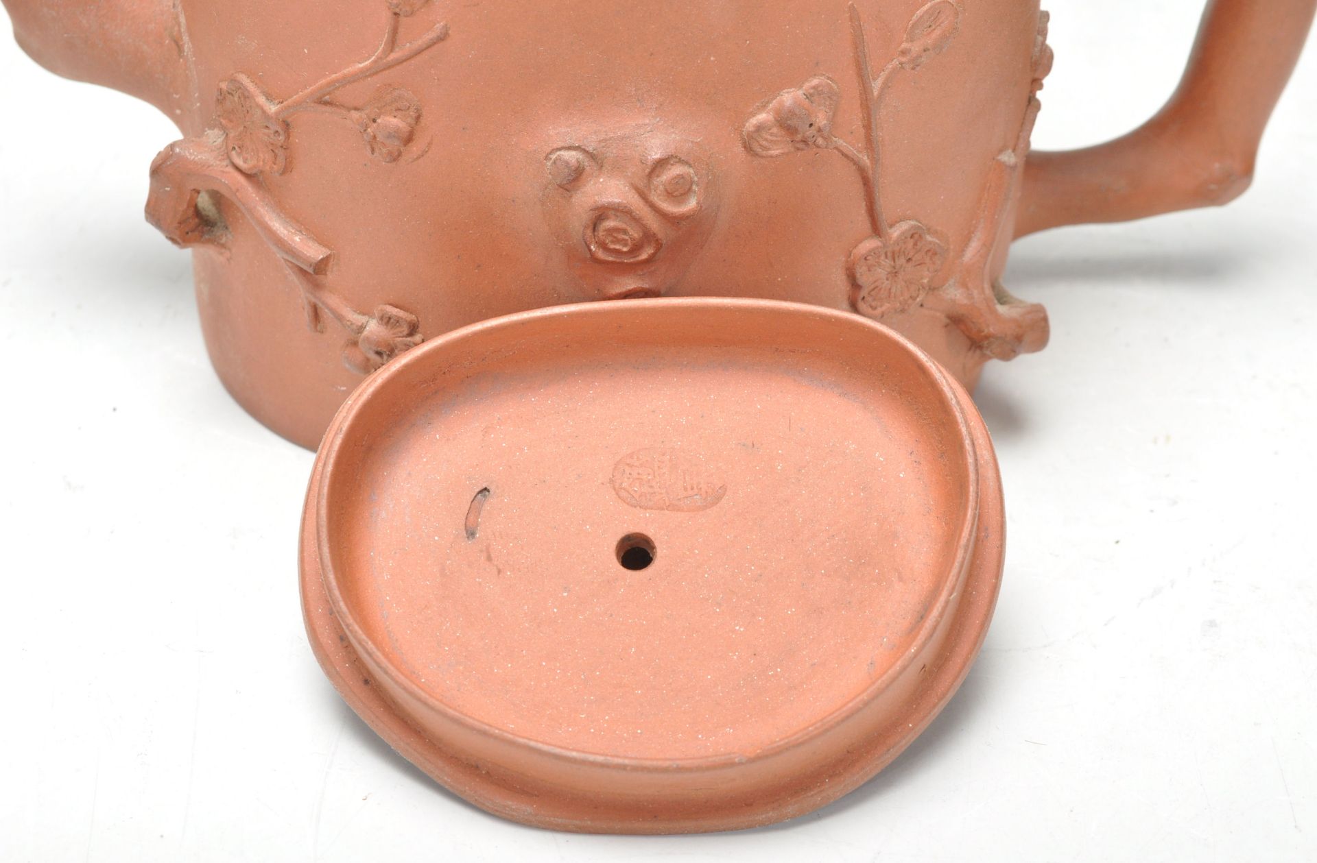 A collection of 3 20th Century Chinese Yixing red clay teapots of squat form having  short spouts - Bild 7 aus 11