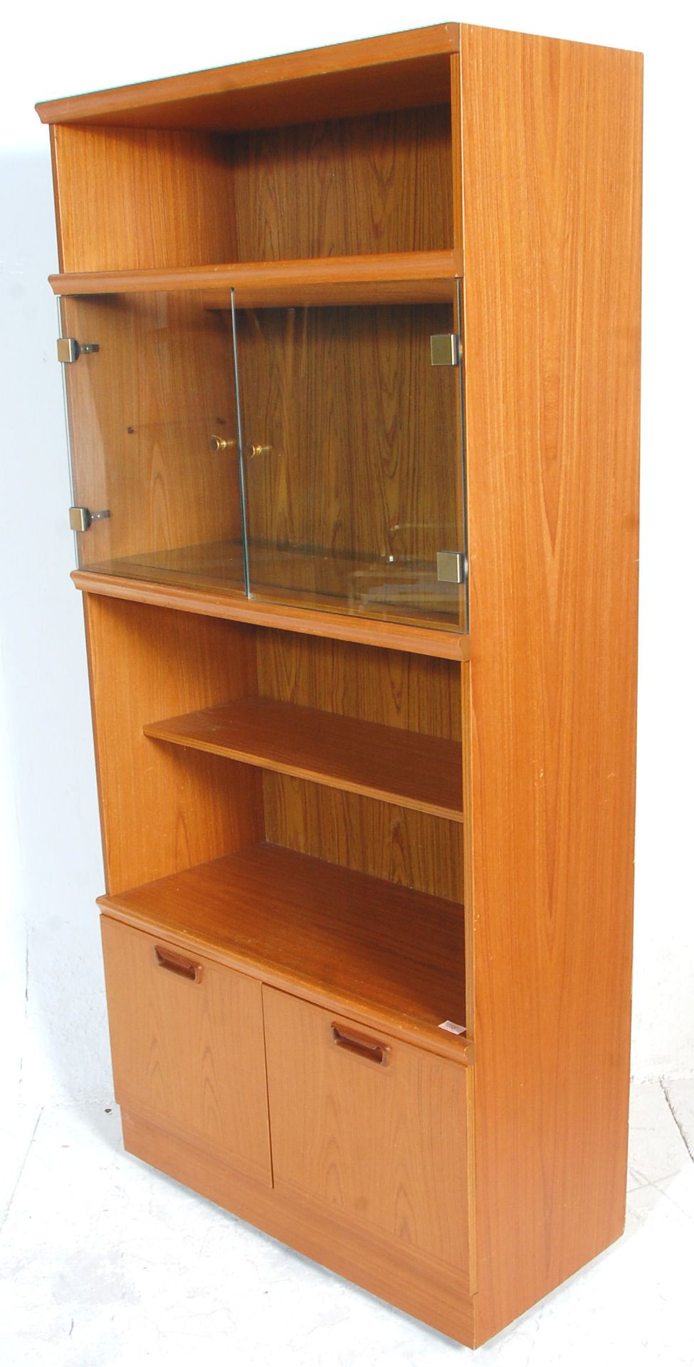 A retro mid 20th Century teak wood room unit having open shelves with a glazed door compartment - Bild 4 aus 7