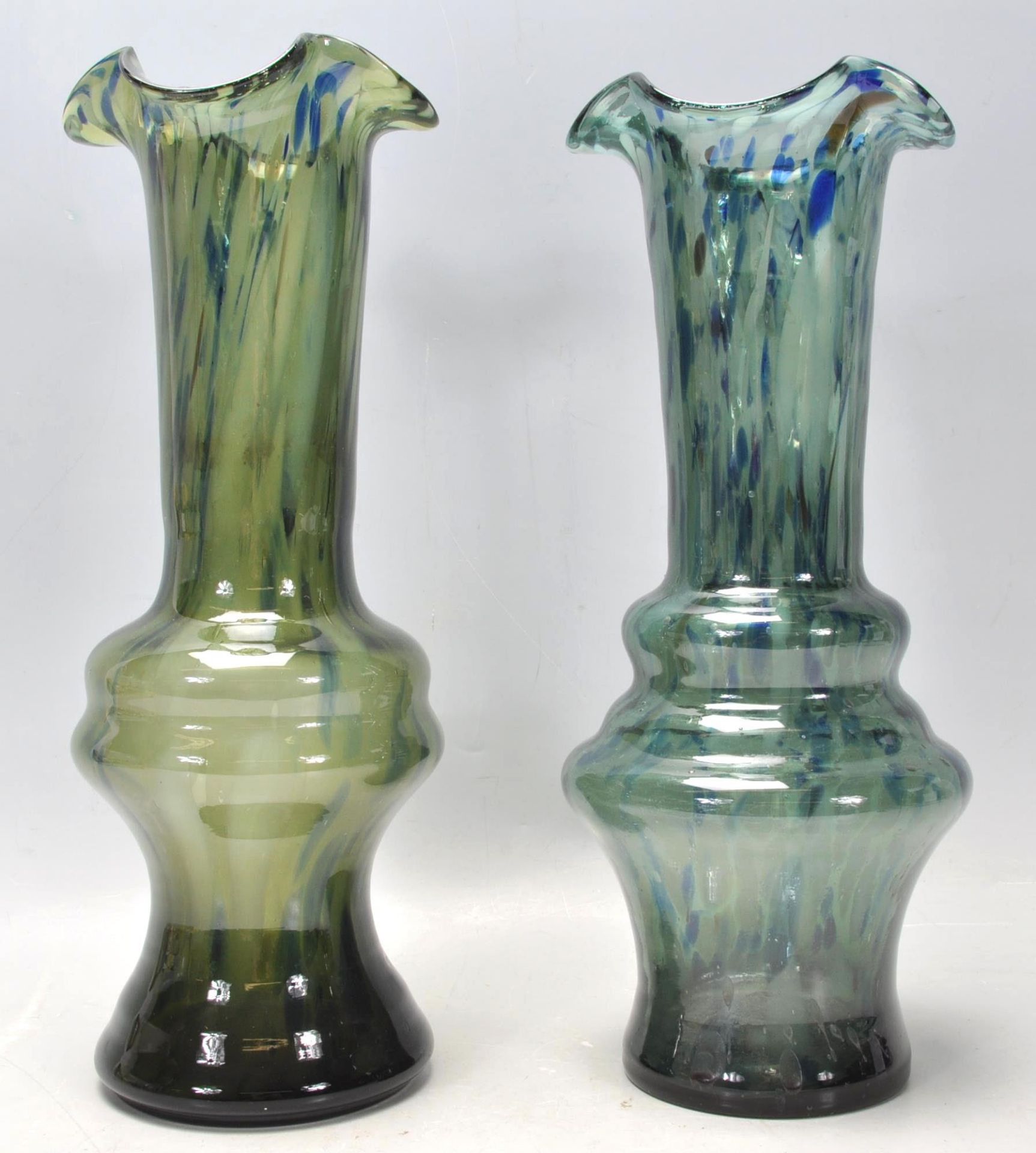 A pair of 20th Century vintage retro studio art spatter glass vases in a blue and green colourway - Bild 2 aus 7