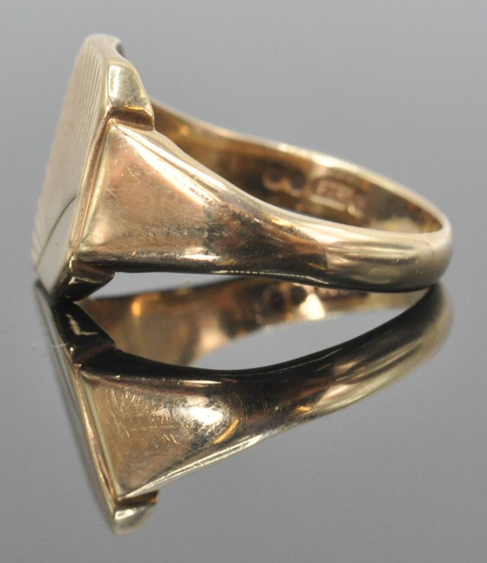 A hallmarked 9ct gold gentleman's signet ring having sunrise / sunburst decorated cartouche. - Bild 5 aus 6